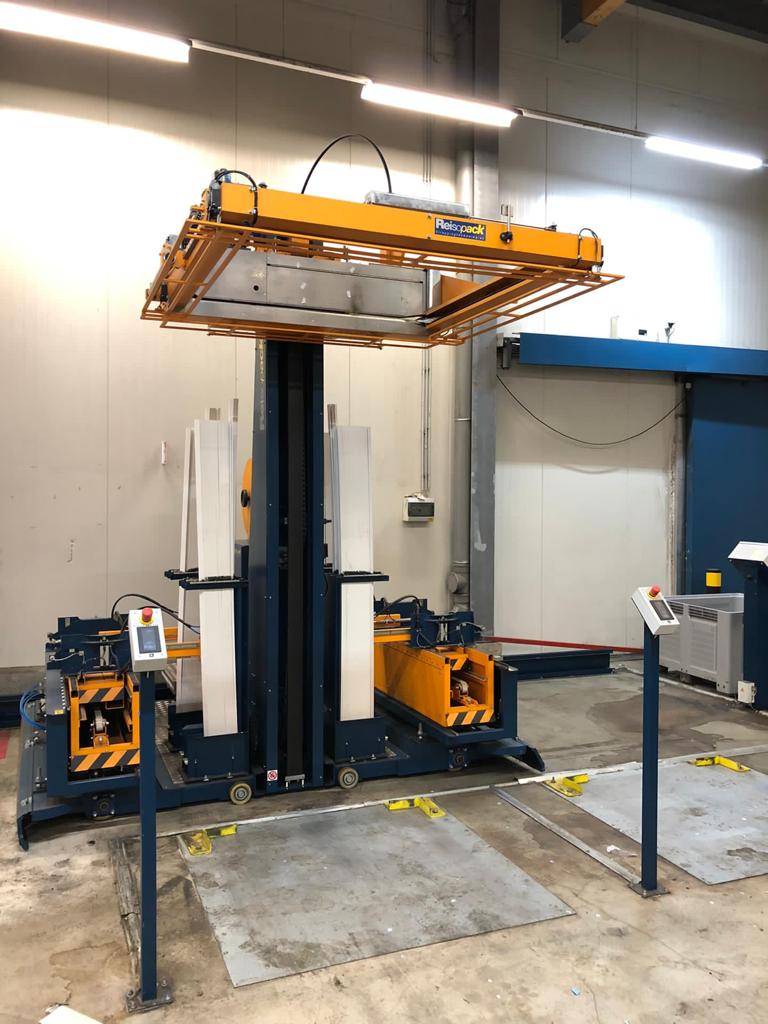 Reisopack 2915 automatic pallet strapping machine with pallet corners