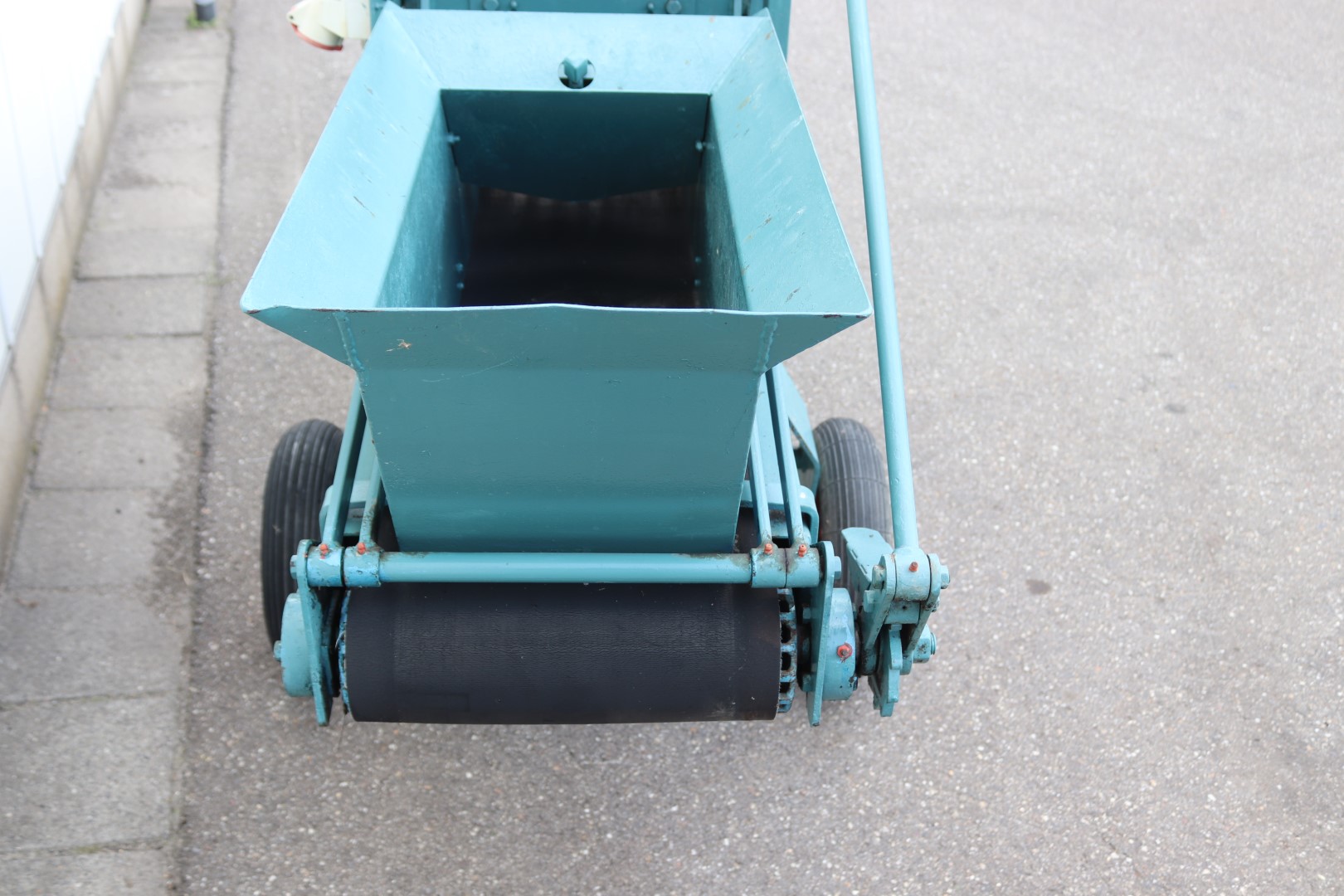 Dewa soil blocking machine with Unger seeder