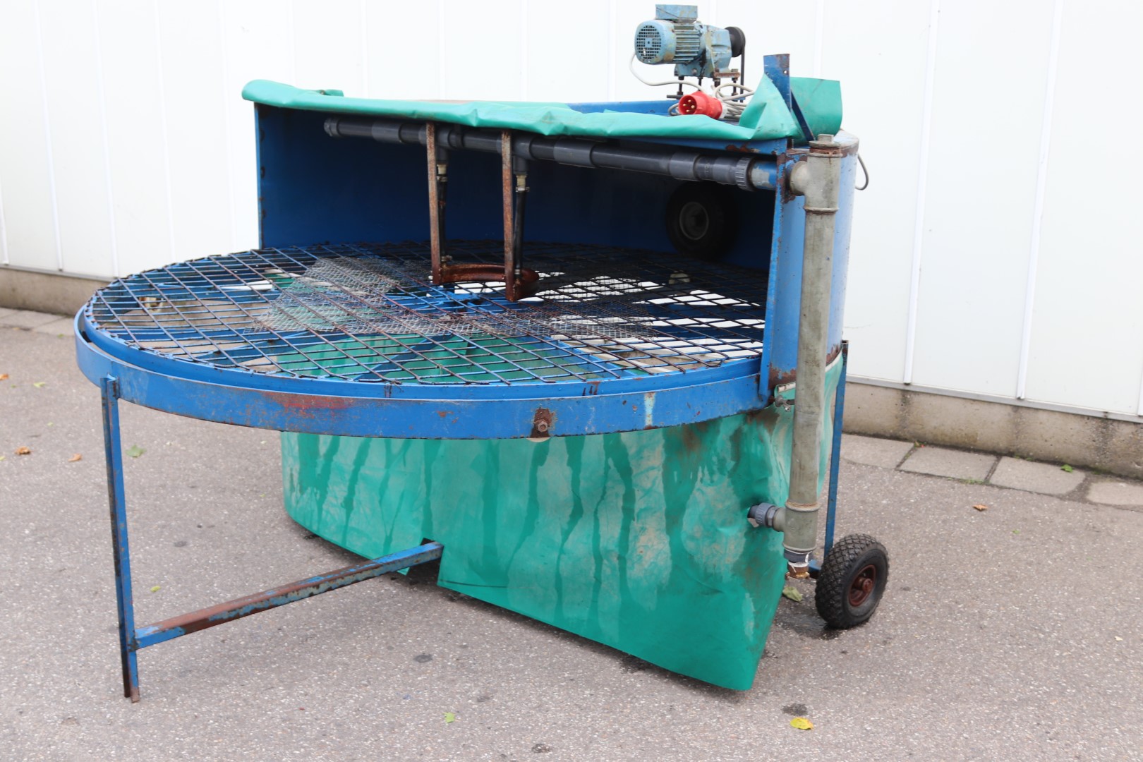 Rotary washing table for vegetables