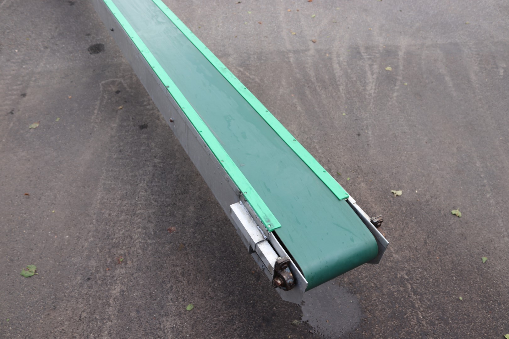 VanHoucke aluminium harvesting conveyor with platform