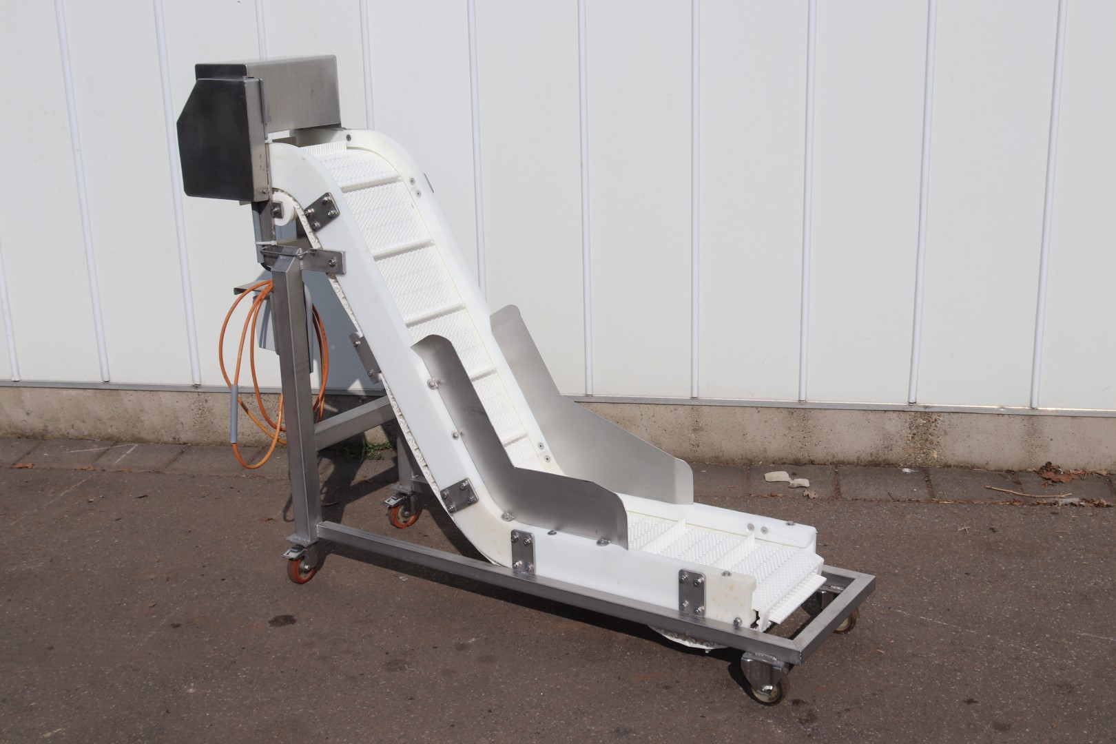 Stainless steel elevator with double knick