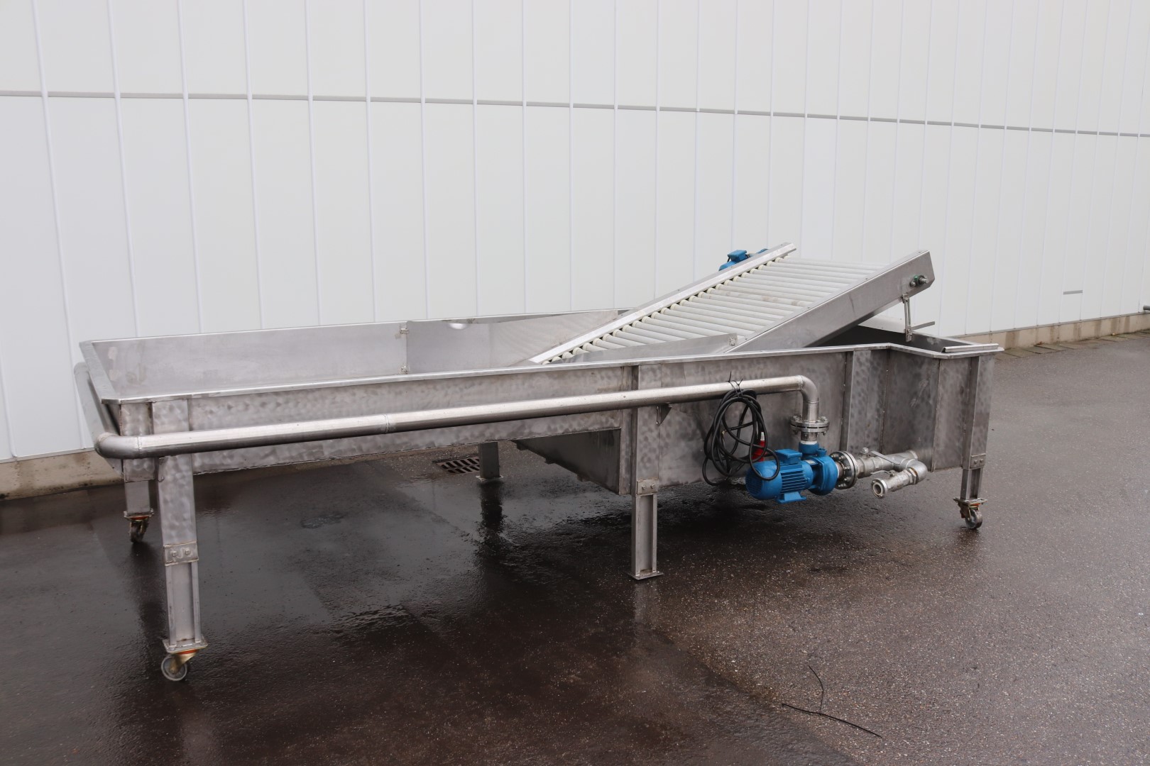 Stainless steel water dumper with roller conveyor elevator and pump