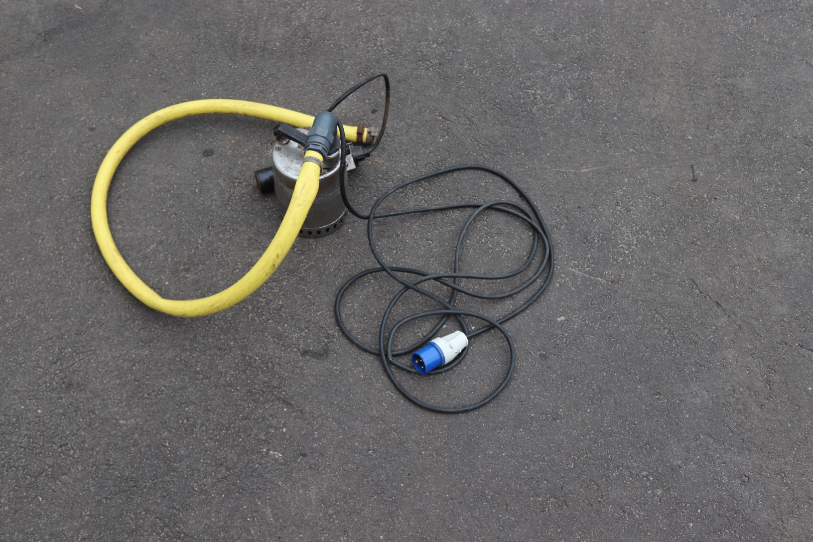 Visser tray watering and covering unit