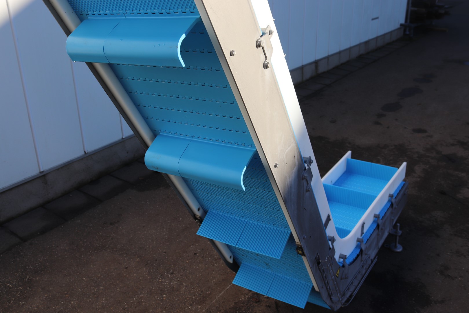 Stainless steel elevator with double knick