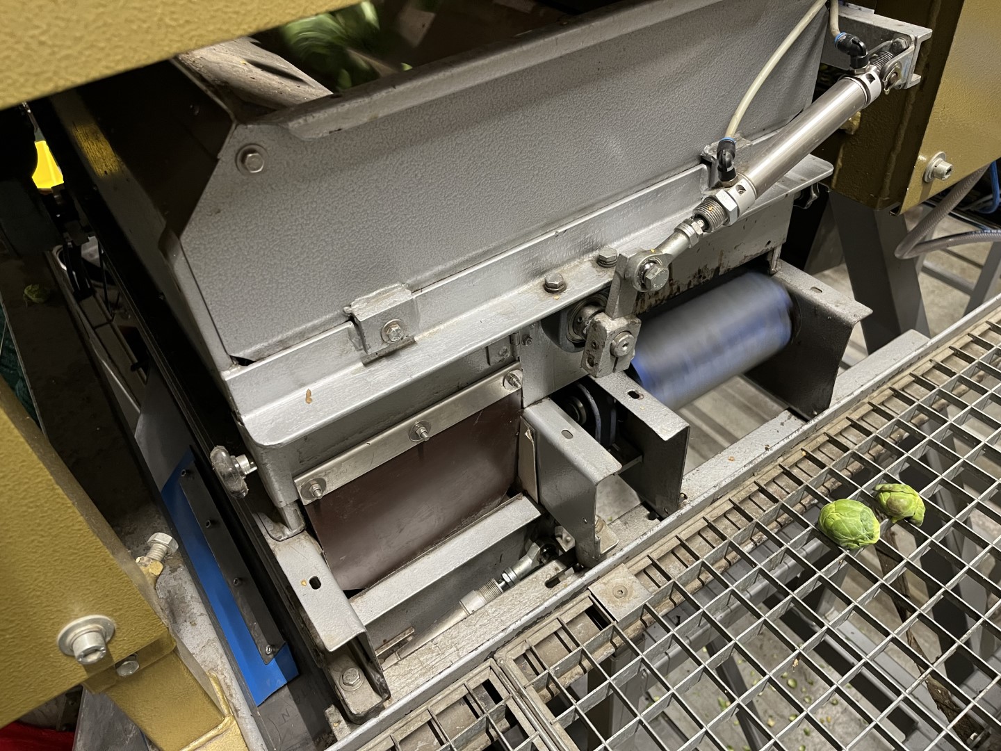 Affeldt weighing machine with C-Pack net clipper