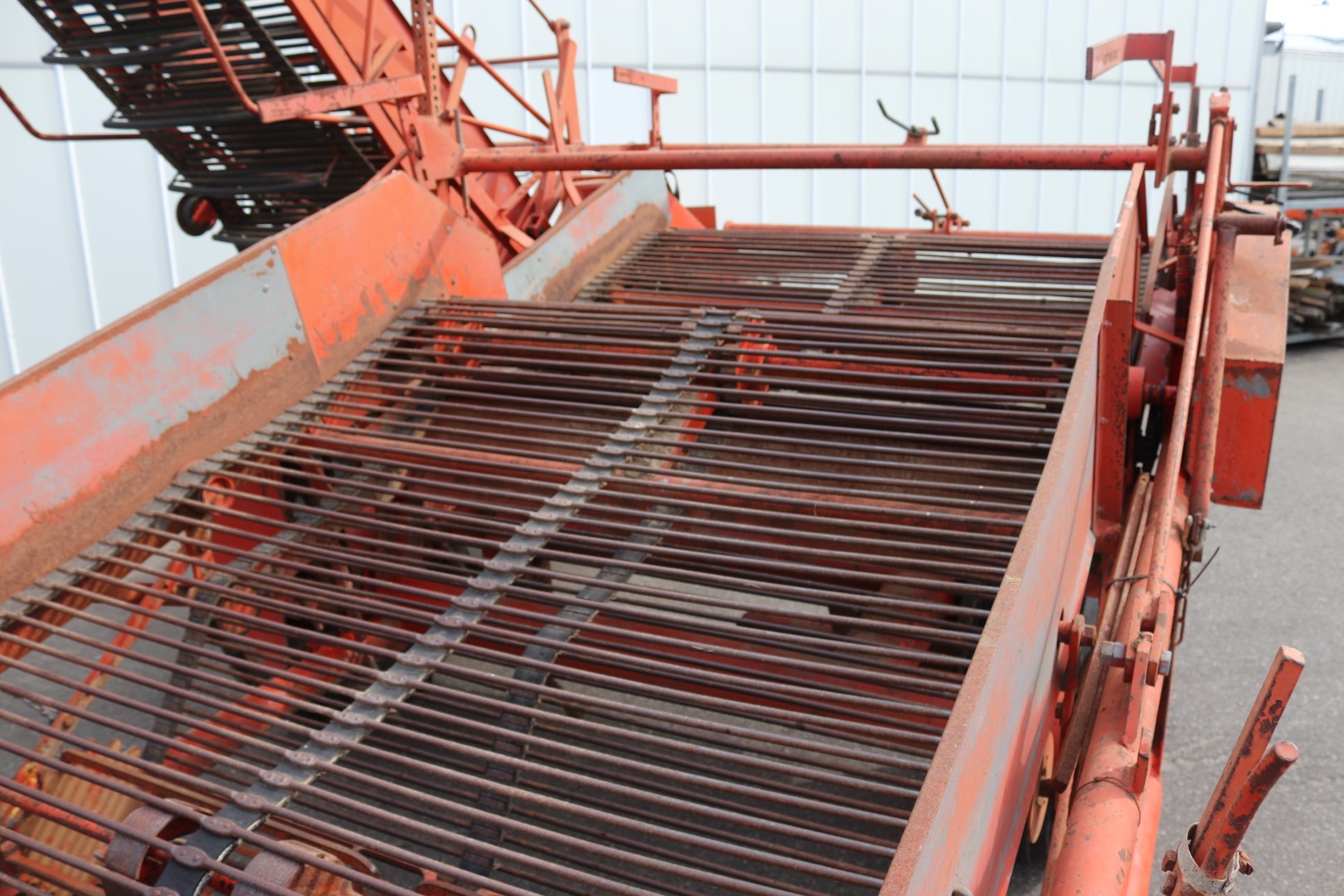AMAC D2 onion loader with extended elevator