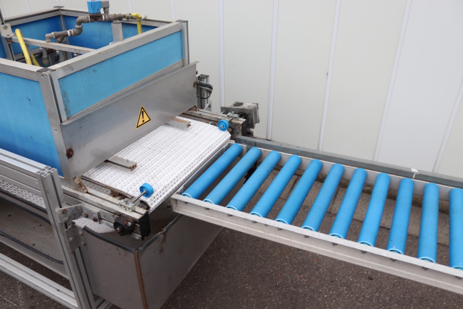 Visser tray watering and covering unit