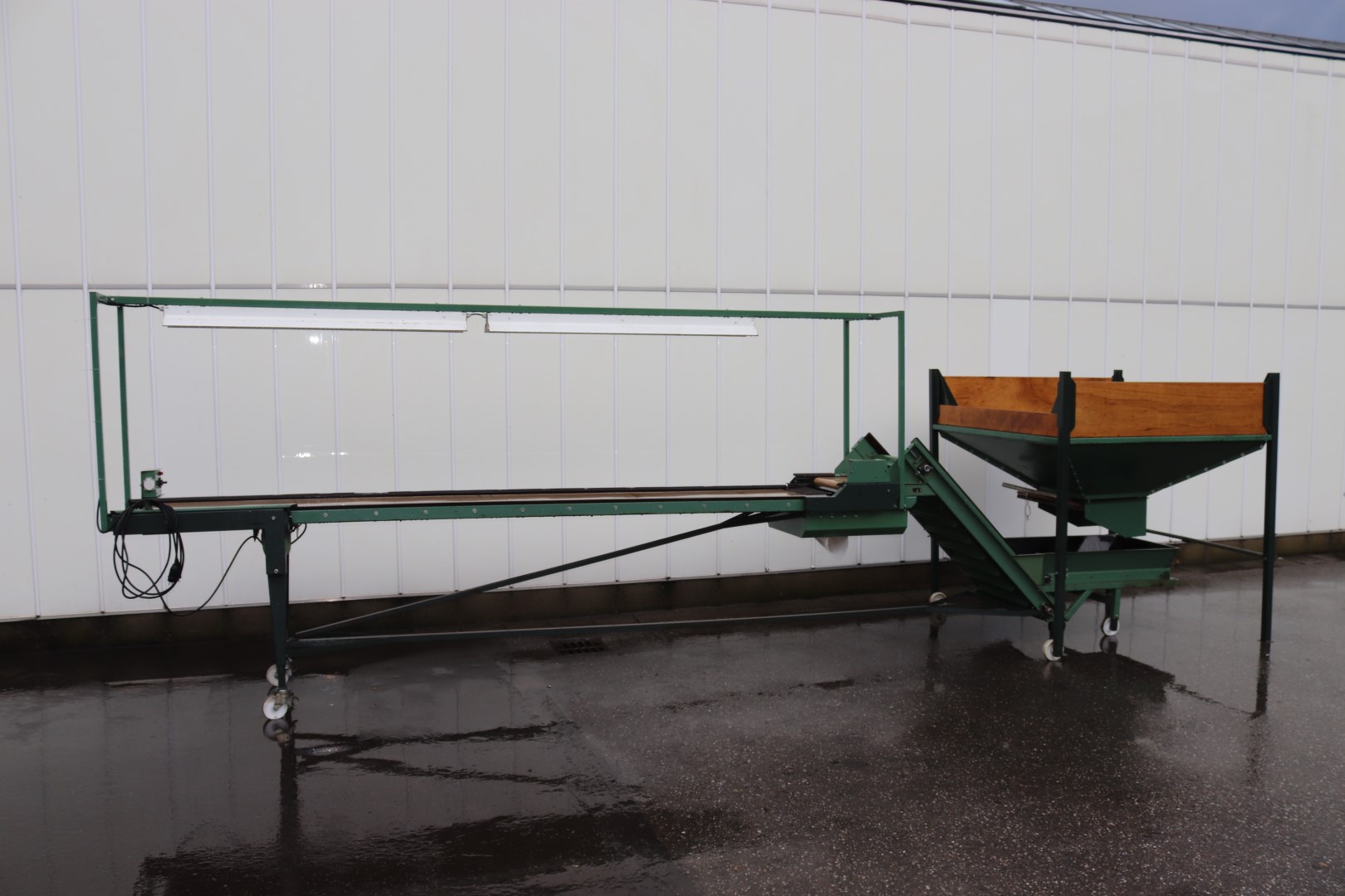 De Bruyn inspection conveyor with elevator and bin