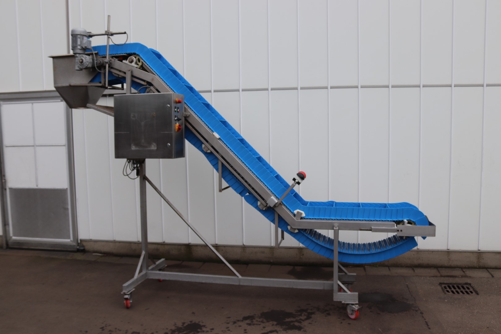 Stainless steel elevator with double knick