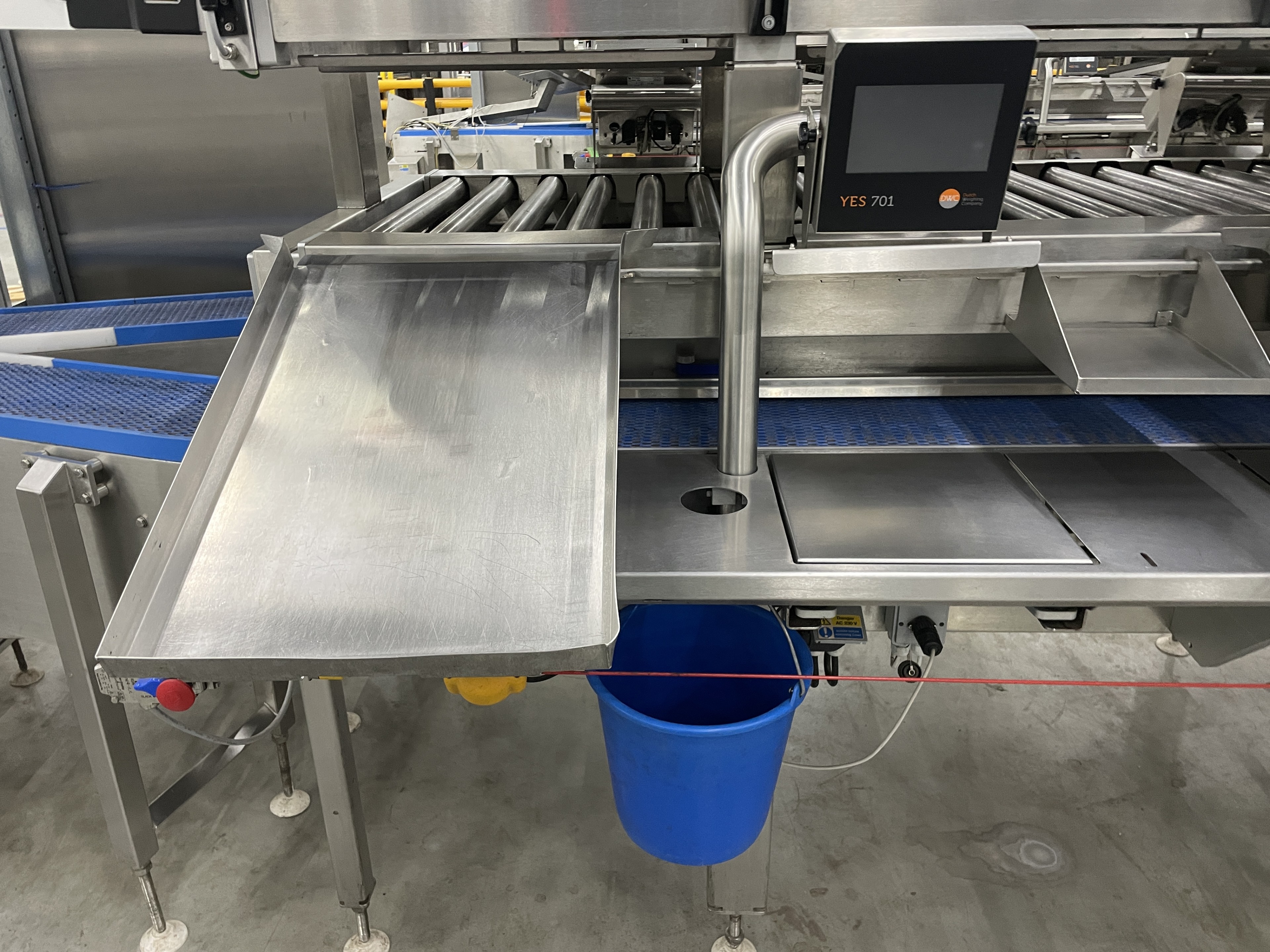 Proseal MC002 + SlipStream Весовая линия с разделителем полос и 14 позициями для взвешивания мягких фруктов.