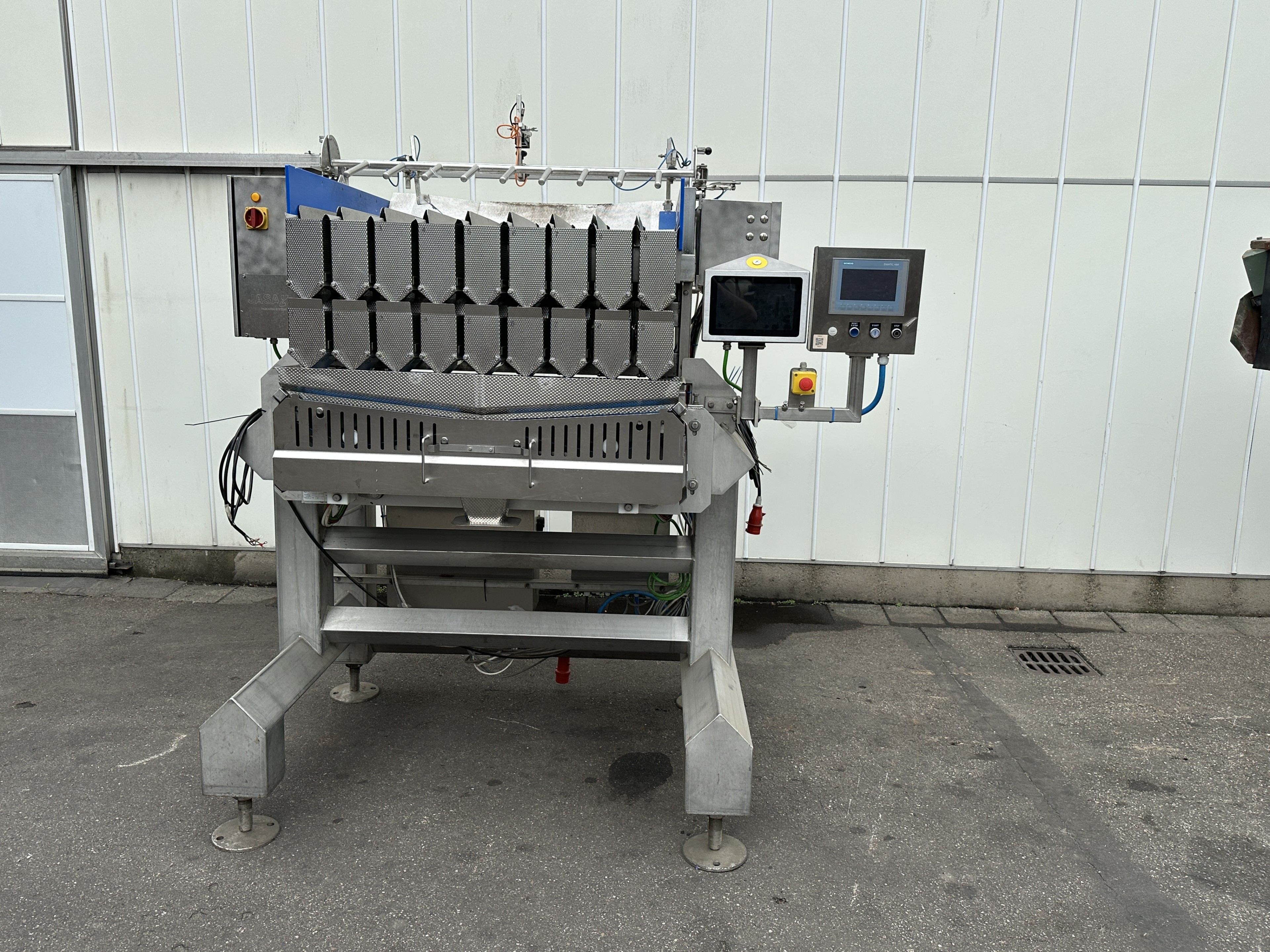 Newtec PCS2009 Линия взвешивания продукции в лотках с упаковочной машиной Flow Pack
