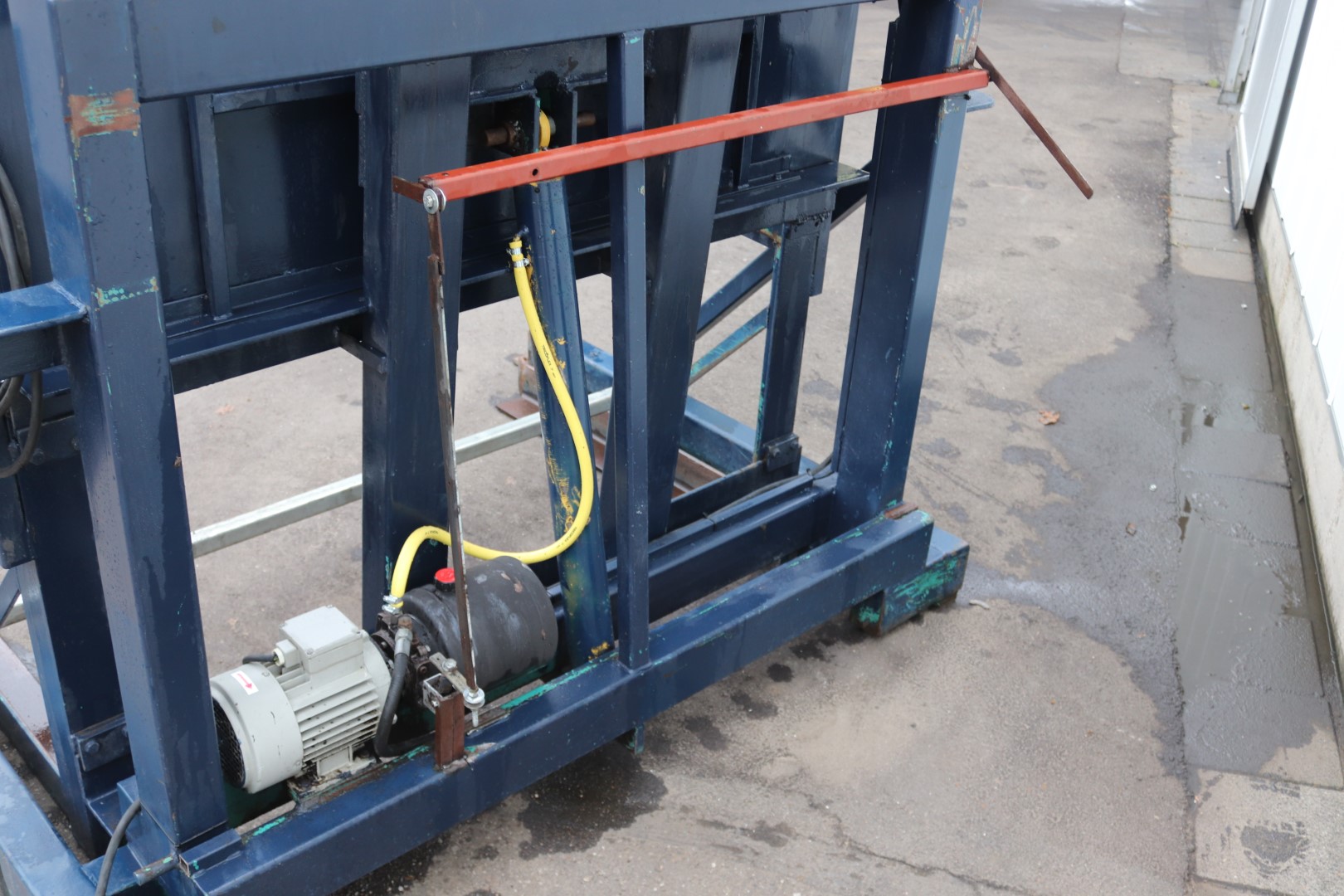 AWB box tipper for max 150 cm wide boxes
