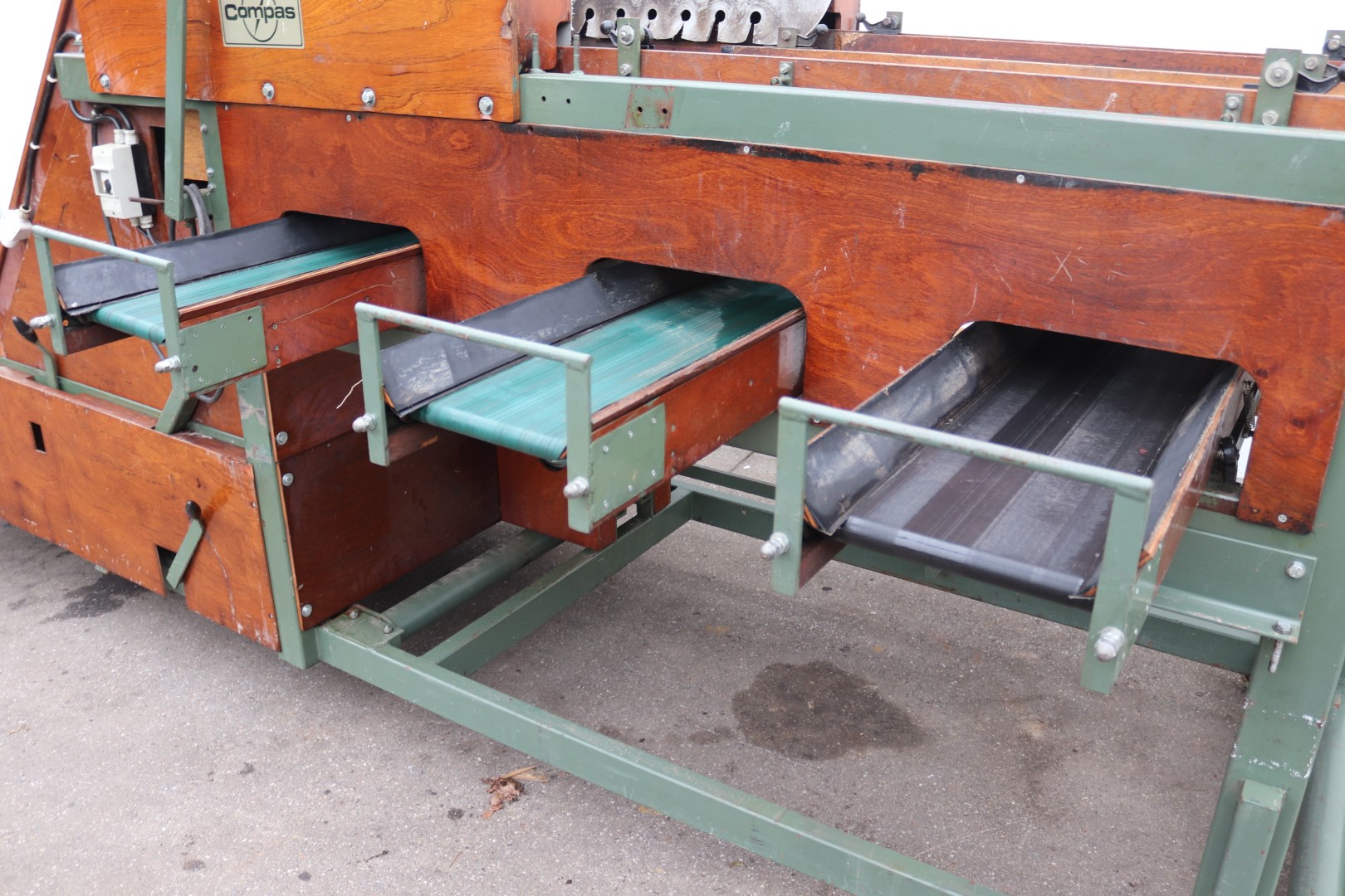Compas sorting machine for potatoes bulbs and onions with elevator