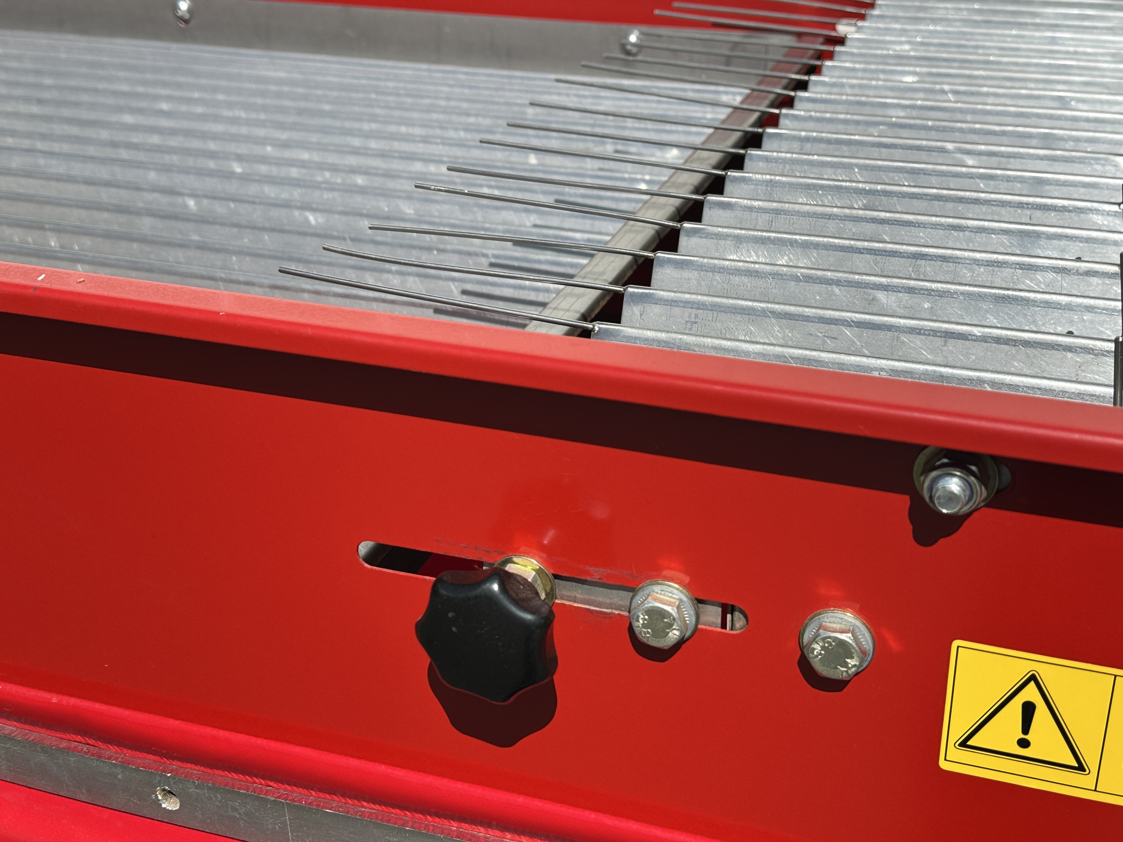 Asa-Lift BS-100 Машинa для сортировки по длине с бункером для корма и поперечным разгрузочным конвейером.