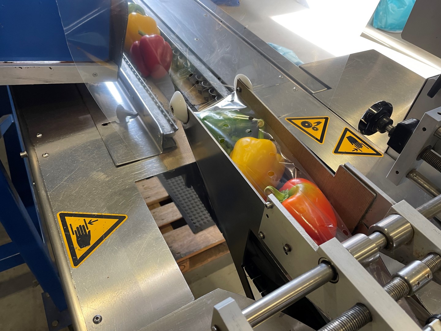 Affeldt weighing machine with GNA flowpacking machine for bell peppers