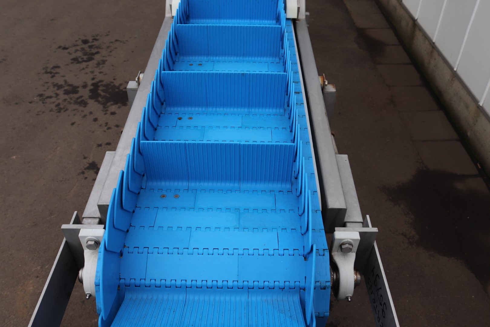 Stainless steel elevator with double knick