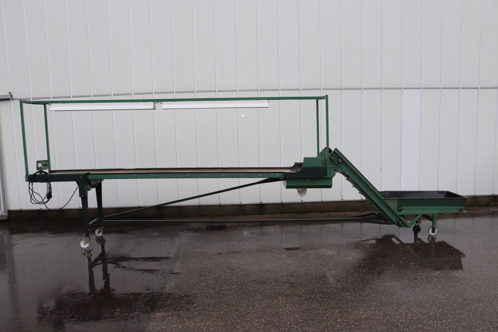 De Bruyn inspection conveyor with elevator and bin