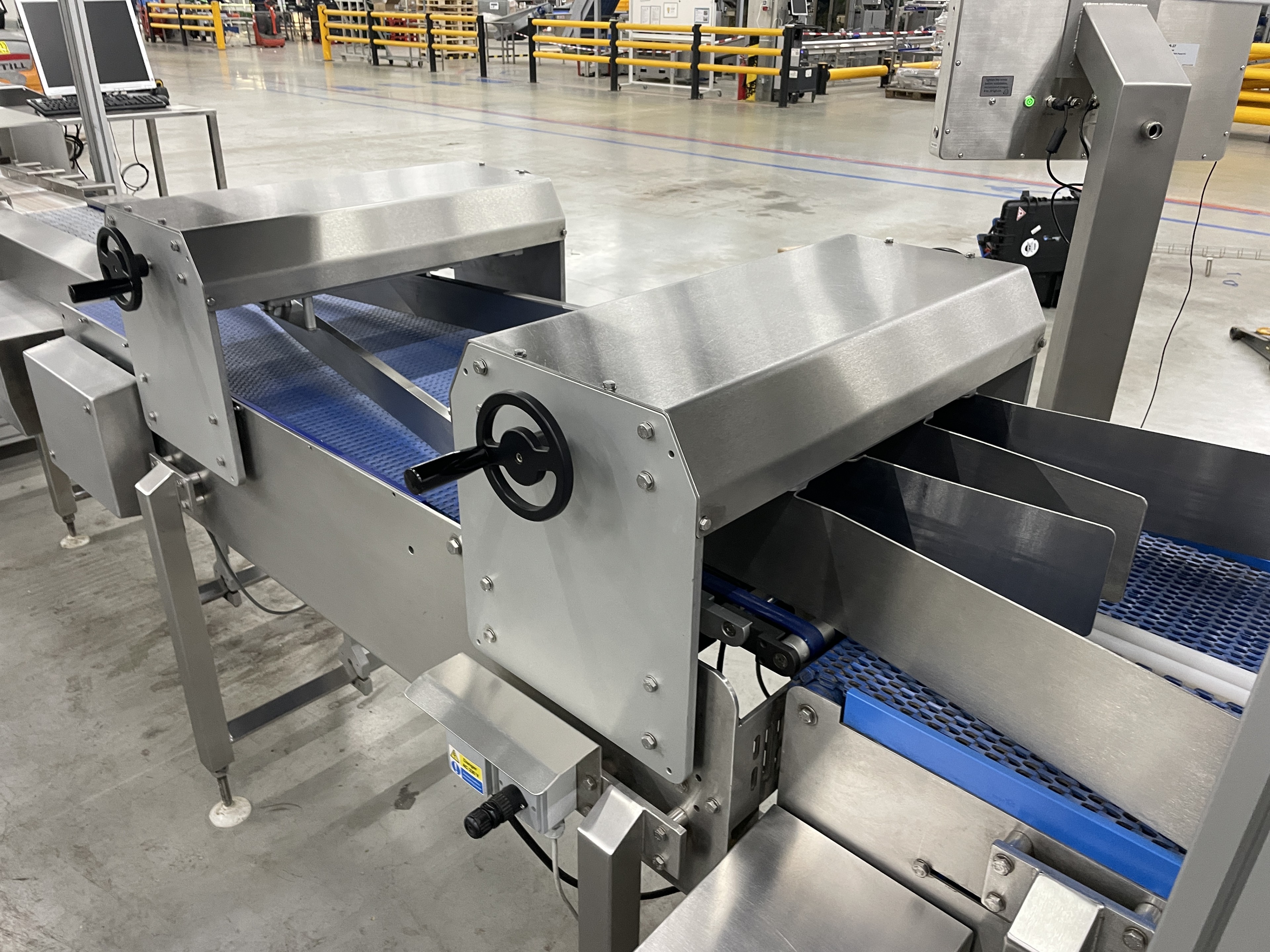 Proseal MC002 + SlipStream Весовая линия с разделителем полос и 14 позициями для взвешивания мягких фруктов.