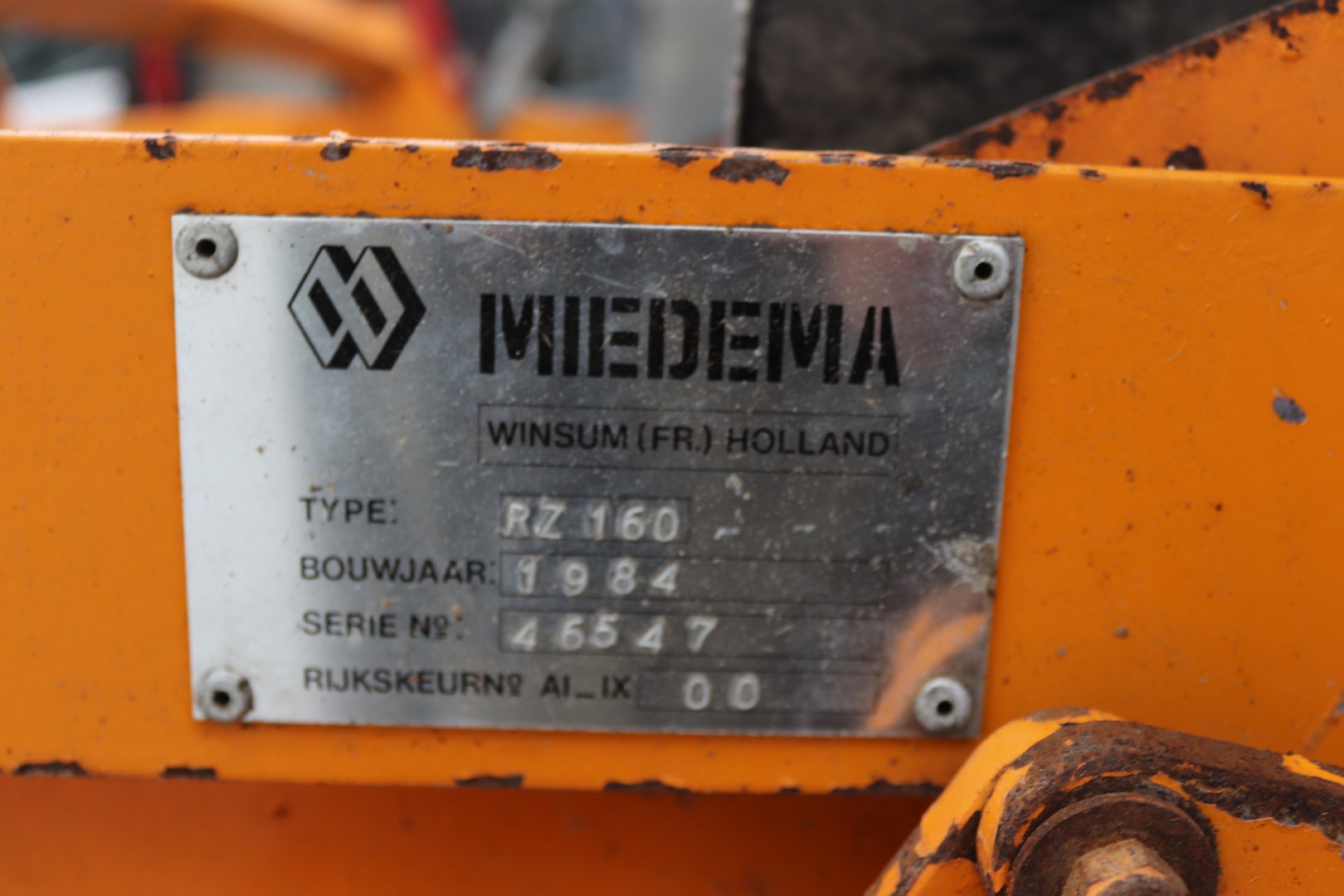 Приемный бункер Miedema SB40 с роликовым очистителем и 2 конвейерами