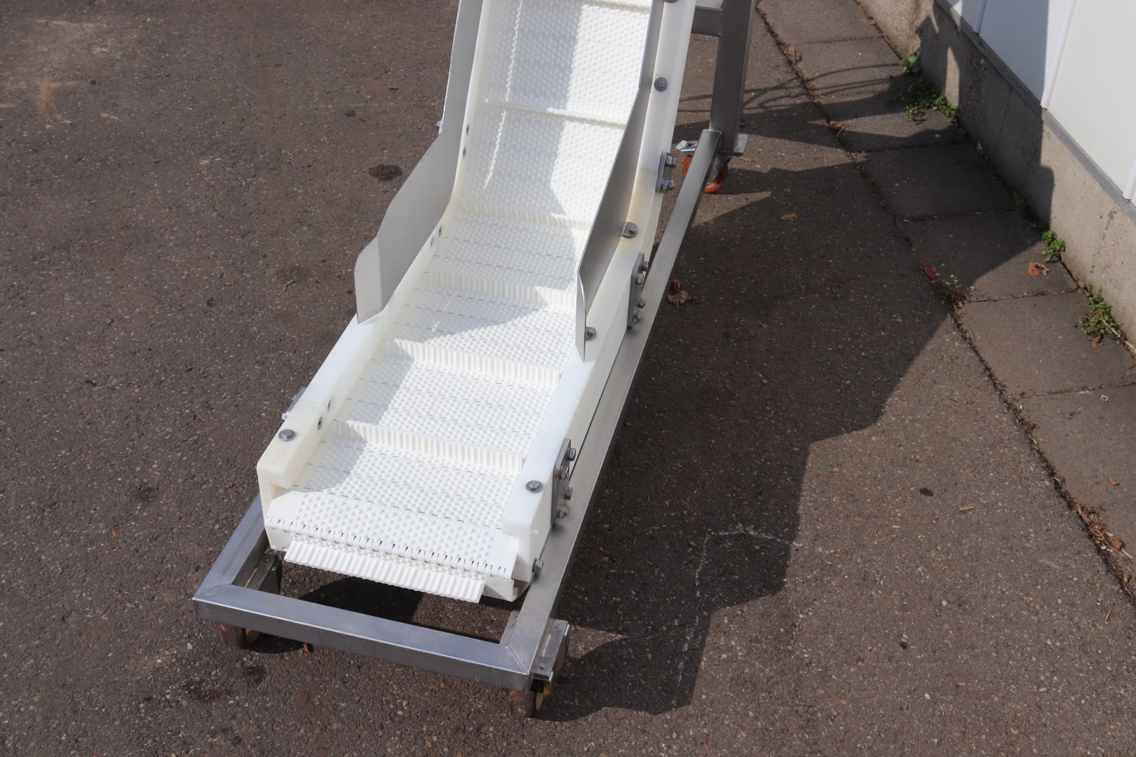Stainless steel elevator with double knick