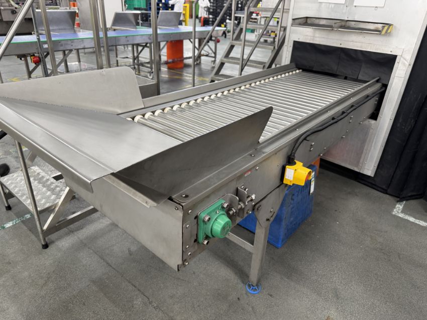 Newtec 4009 B2 Весовой дозатор с 1 машиной для упаковки в сетку, конвейерной лентой и столом для проверки роликов.