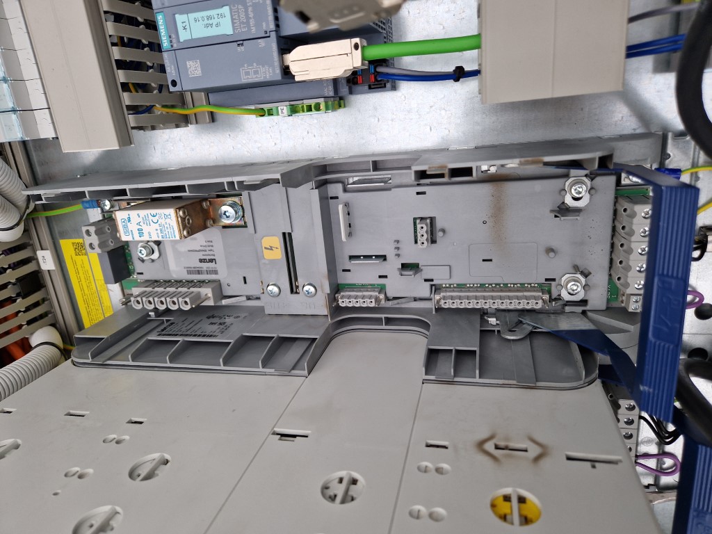 Инвертор Lenze L-Force Multi Drive HighLine E94AMHE0134