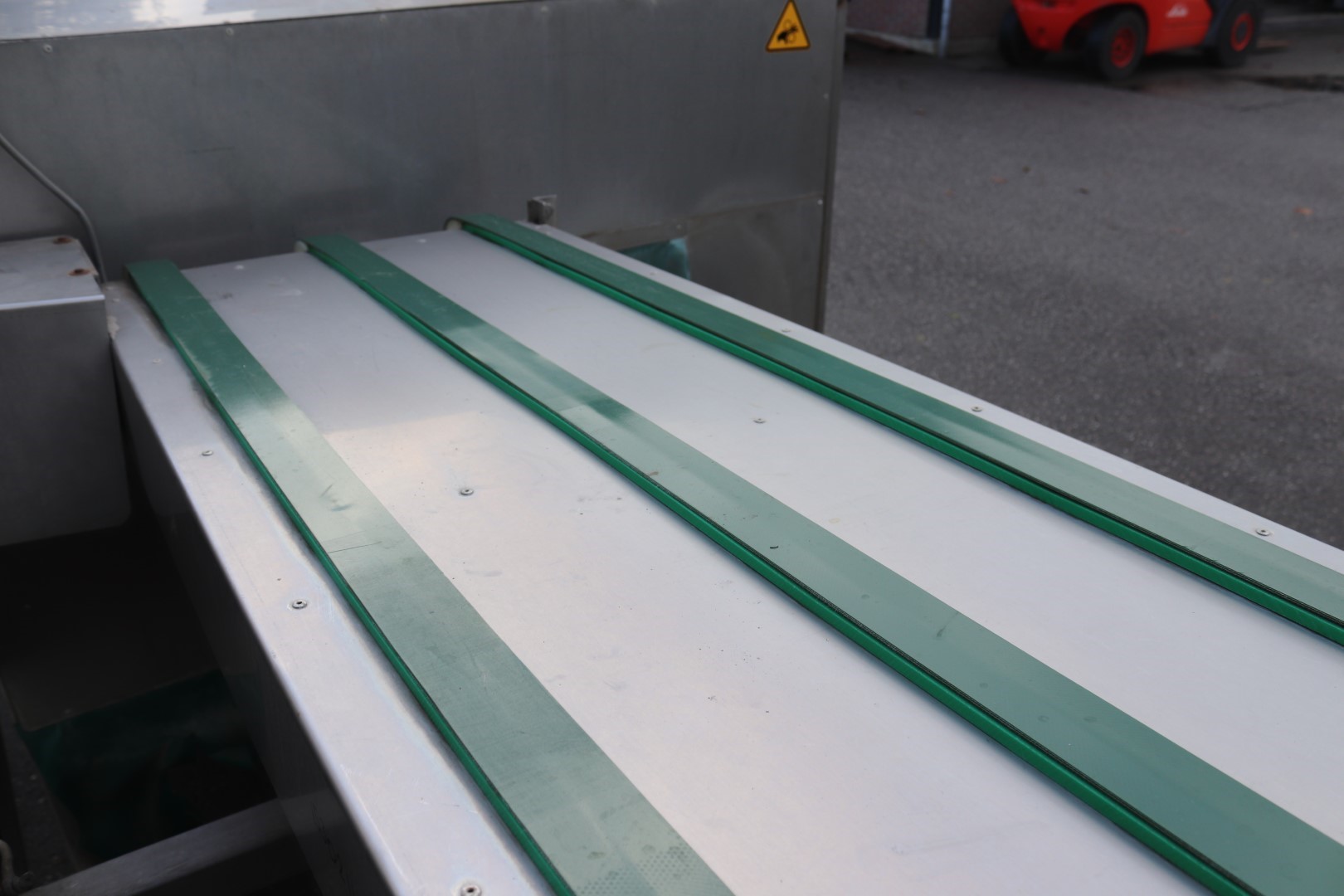 Leek washing machine with turn table