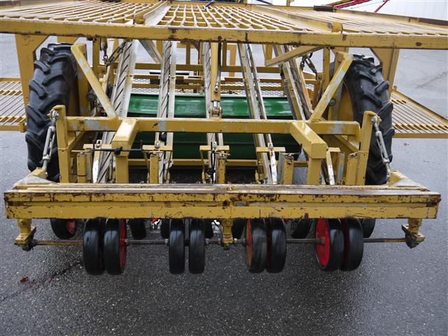 Regero отбуксировали машину для посадки soilblocks.