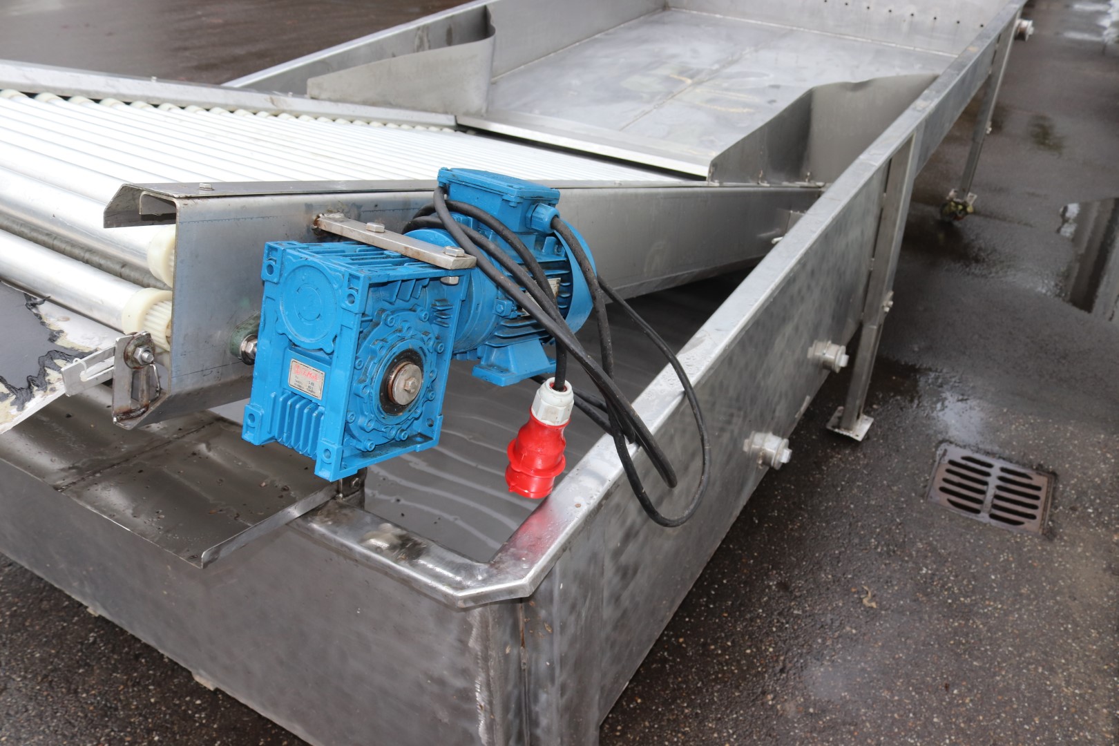 Stainless steel water dumper with roller conveyor elevator and pump