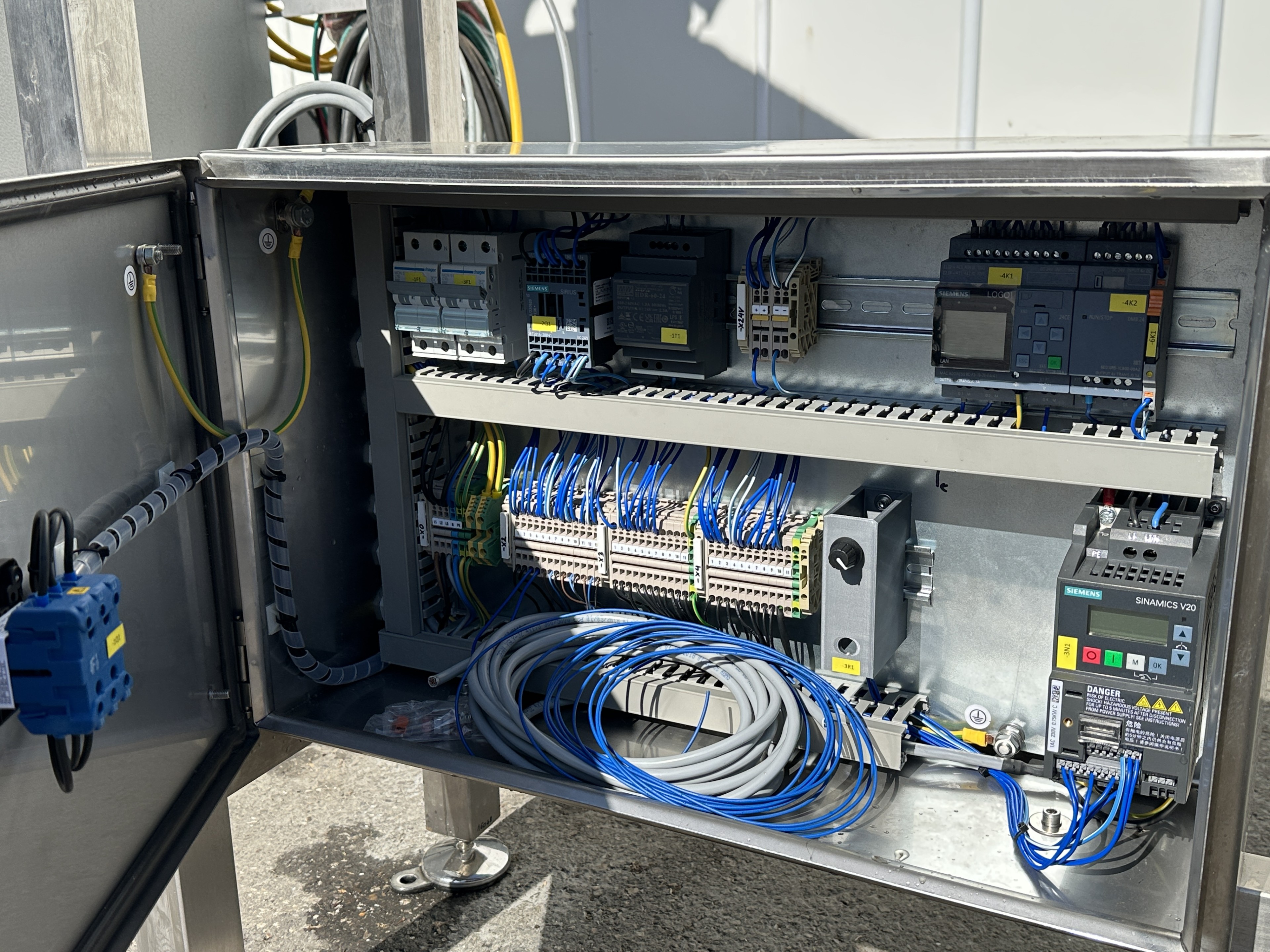 C-Pack VAS 992 Вертикальная упаковочная машина, машина для упаковки сетки с запечатыванием и ручкой.