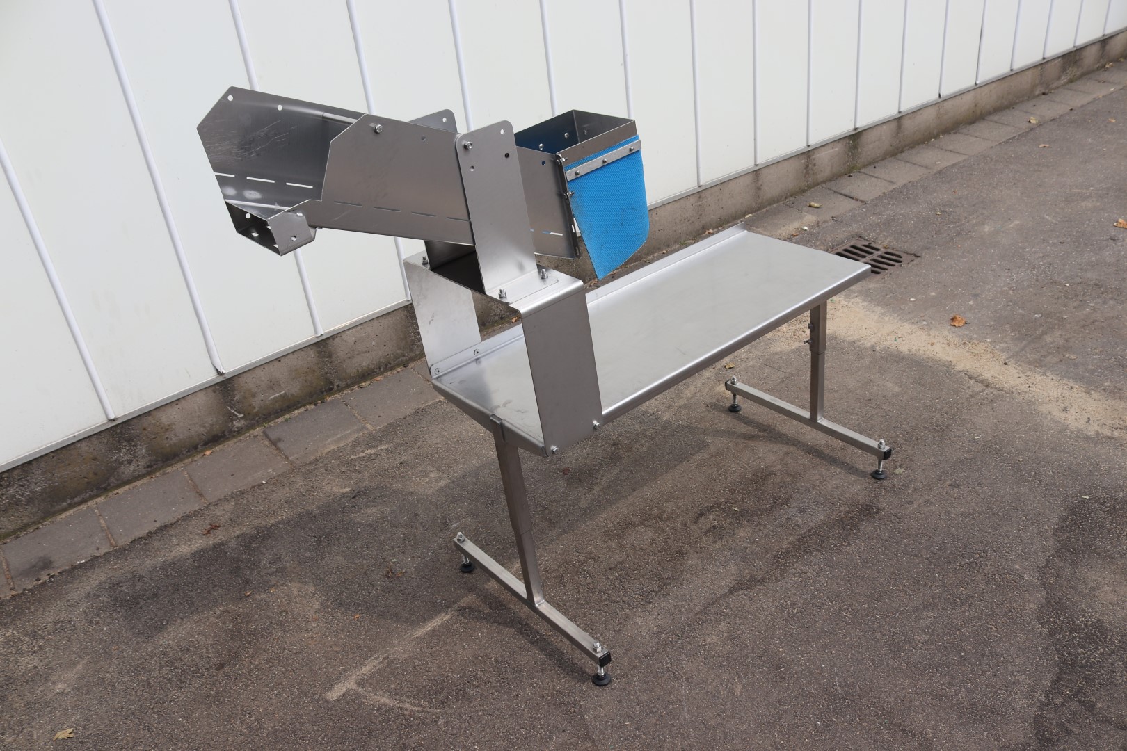 Newtec 14-head weighing machine with supply conveyors