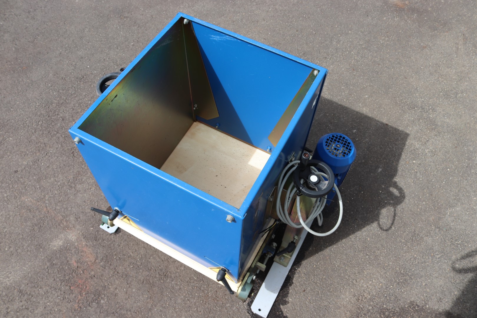 Visser covering unit for trays