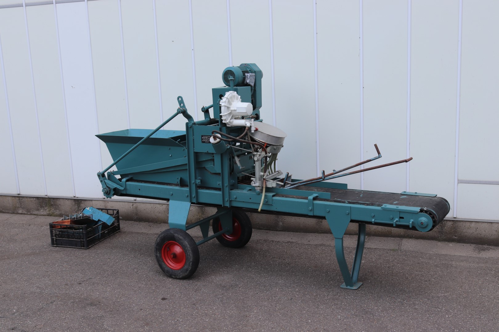 Dewa soil blocking machine with Unger seeder