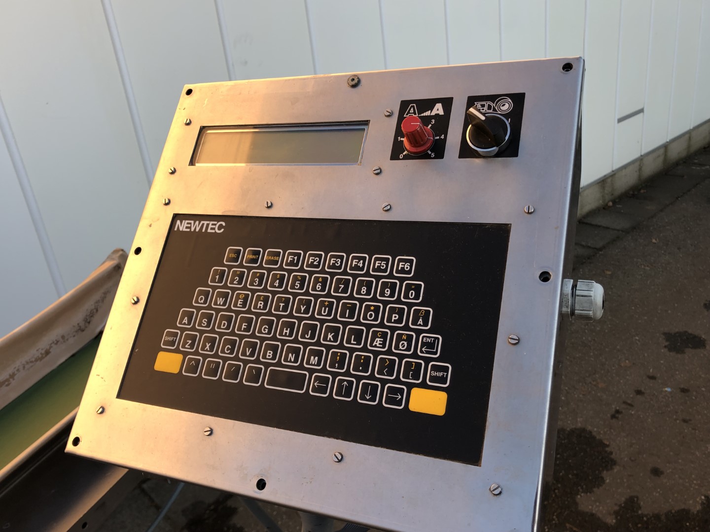 Машина для упаковки в пакеты Newtec PEB AE40 с калиткой