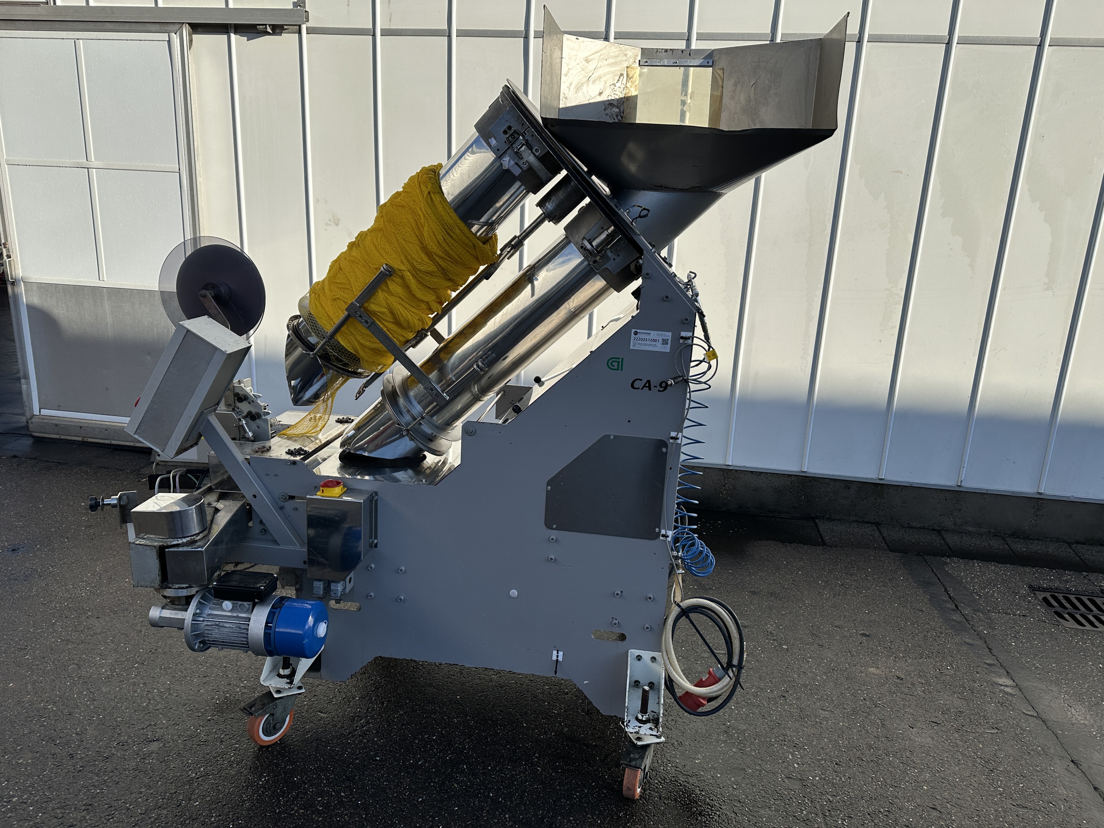 Newtec 4009 B2 Весовой дозатор с 1 машиной для упаковки в сетку, конвейерной лентой и столом для проверки роликов.