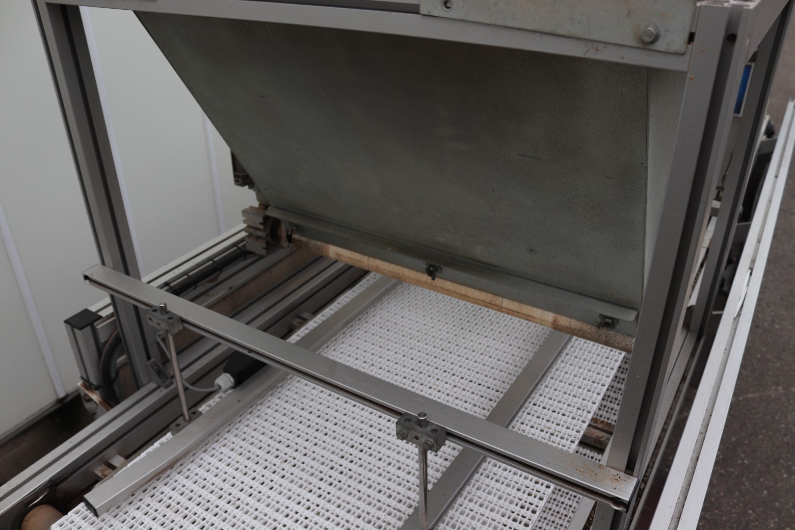 Visser tray watering and covering unit