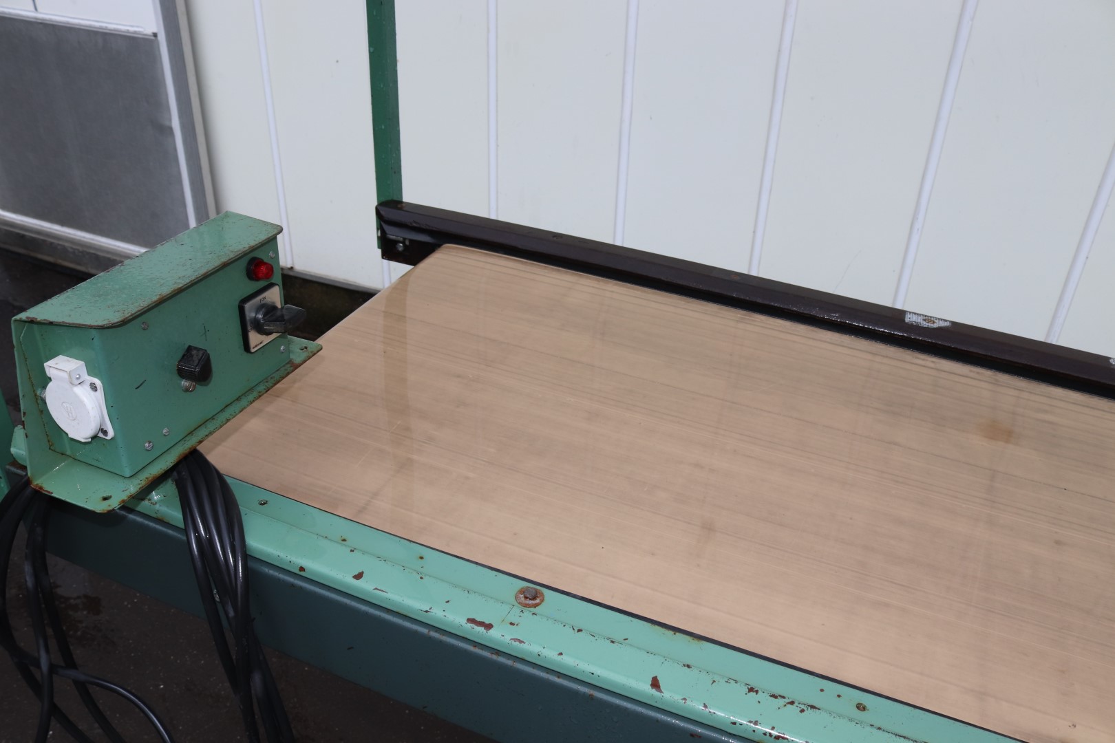 De Bruyn inspection conveyor with elevator and bin