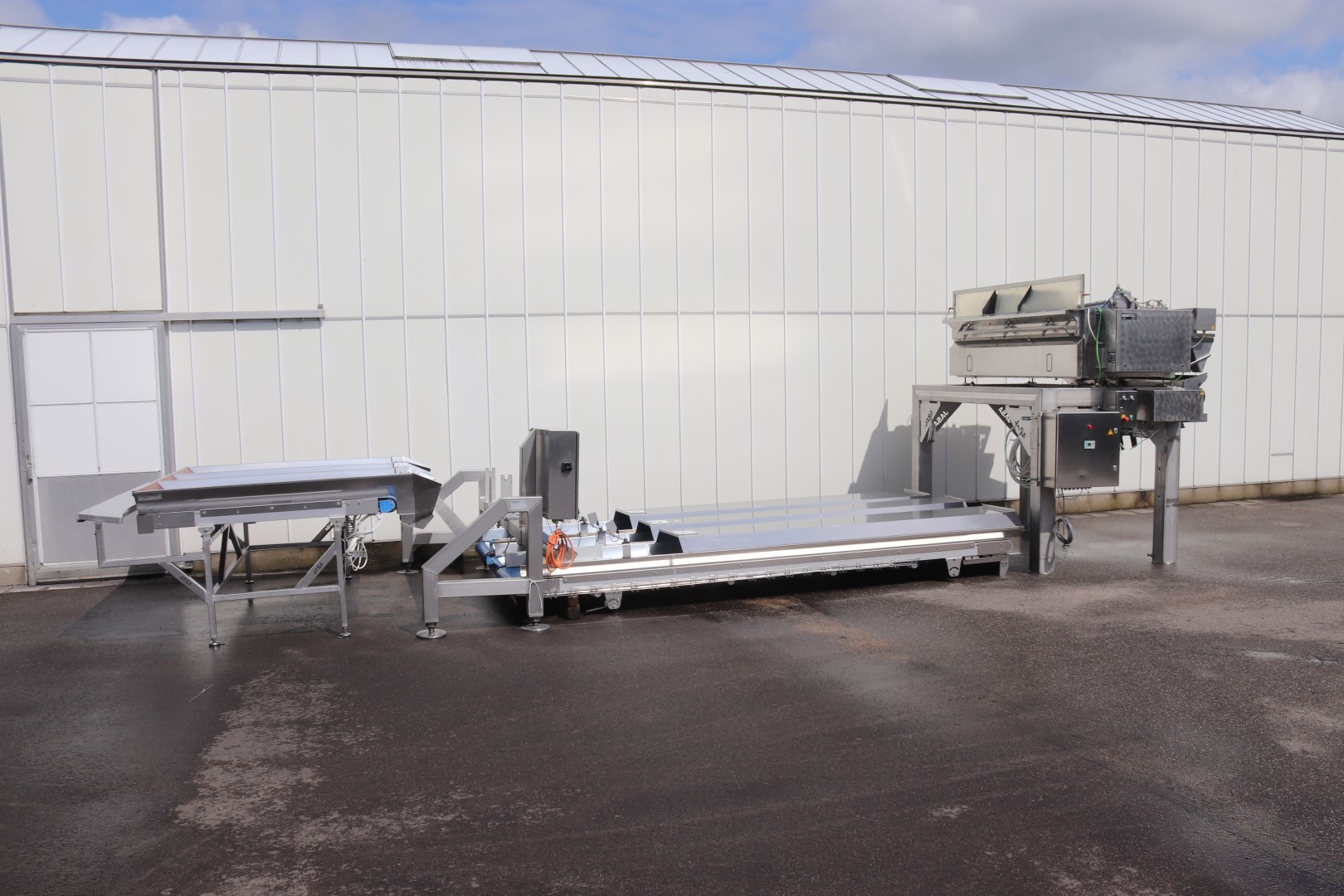 Newtec 14-head weighing machine with supply conveyors