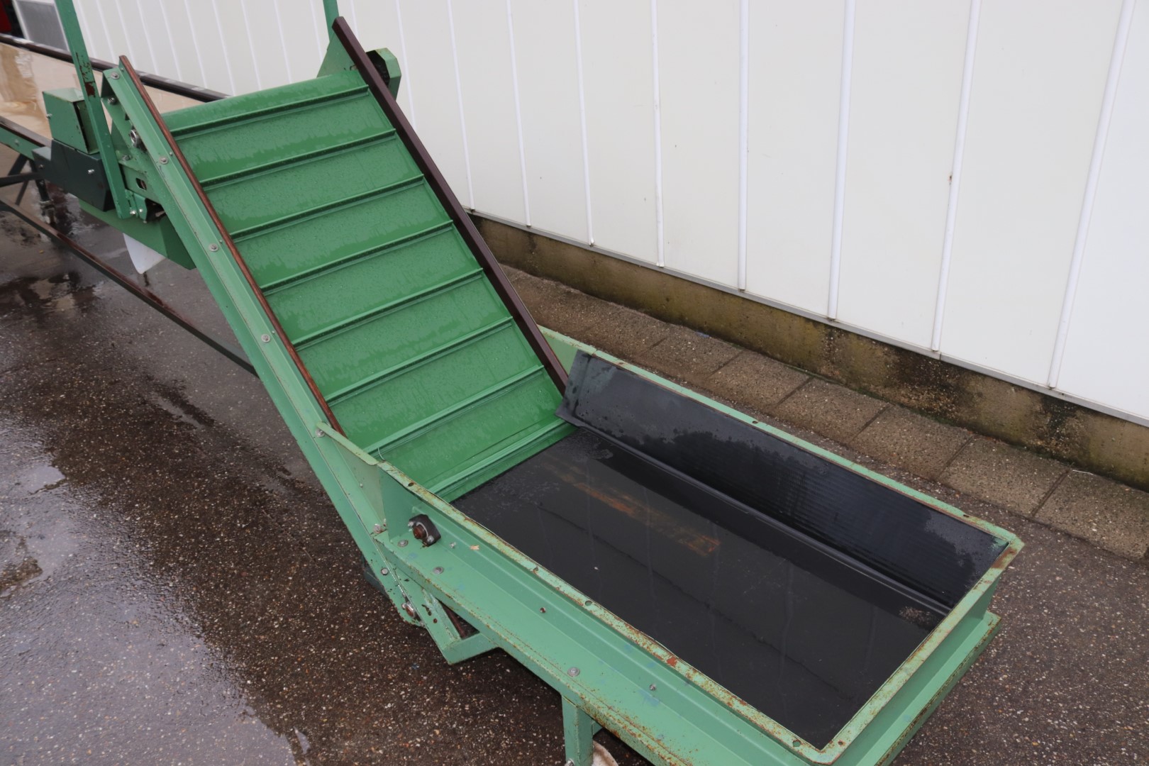 De Bruyn inspection conveyor with elevator and bin