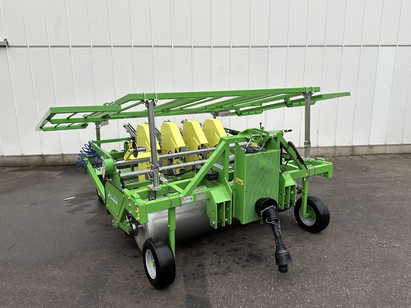 Hortech Due automatica 194 4-row Машина для посадки мульчирующей пленки для почвенных блоков