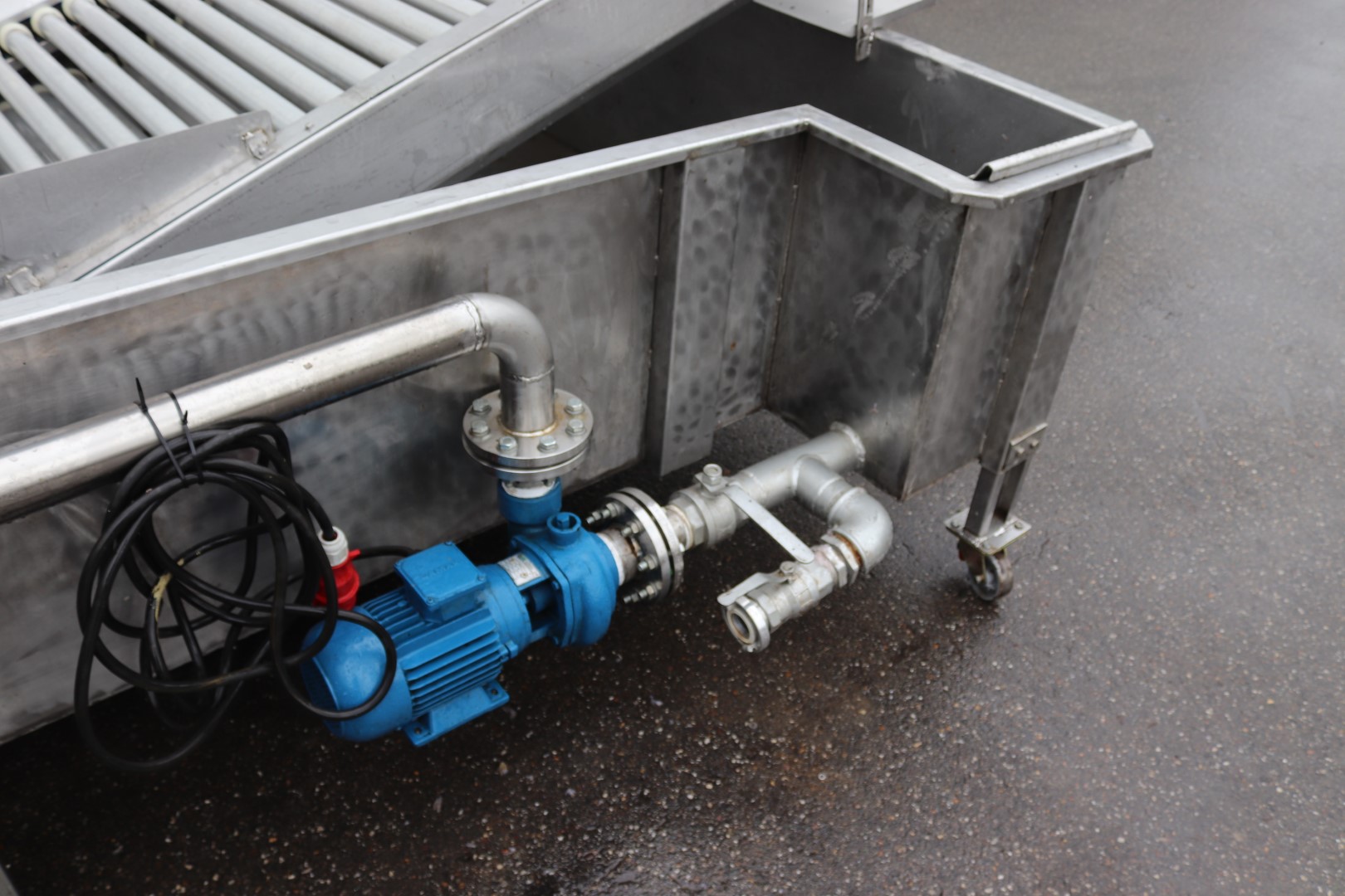 Stainless steel water dumper with roller conveyor elevator and pump