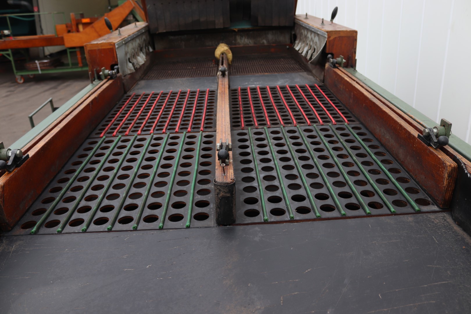 Compas sorting machine for potatoes bulbs and onions with elevator