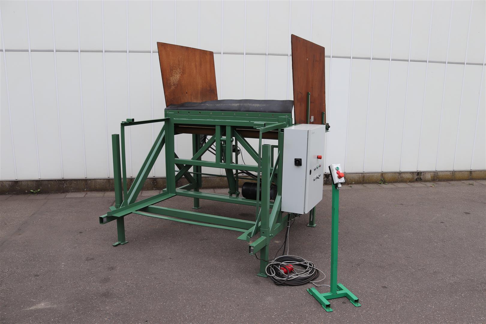 Hienen Boxtipper с дозирующим конвейером
