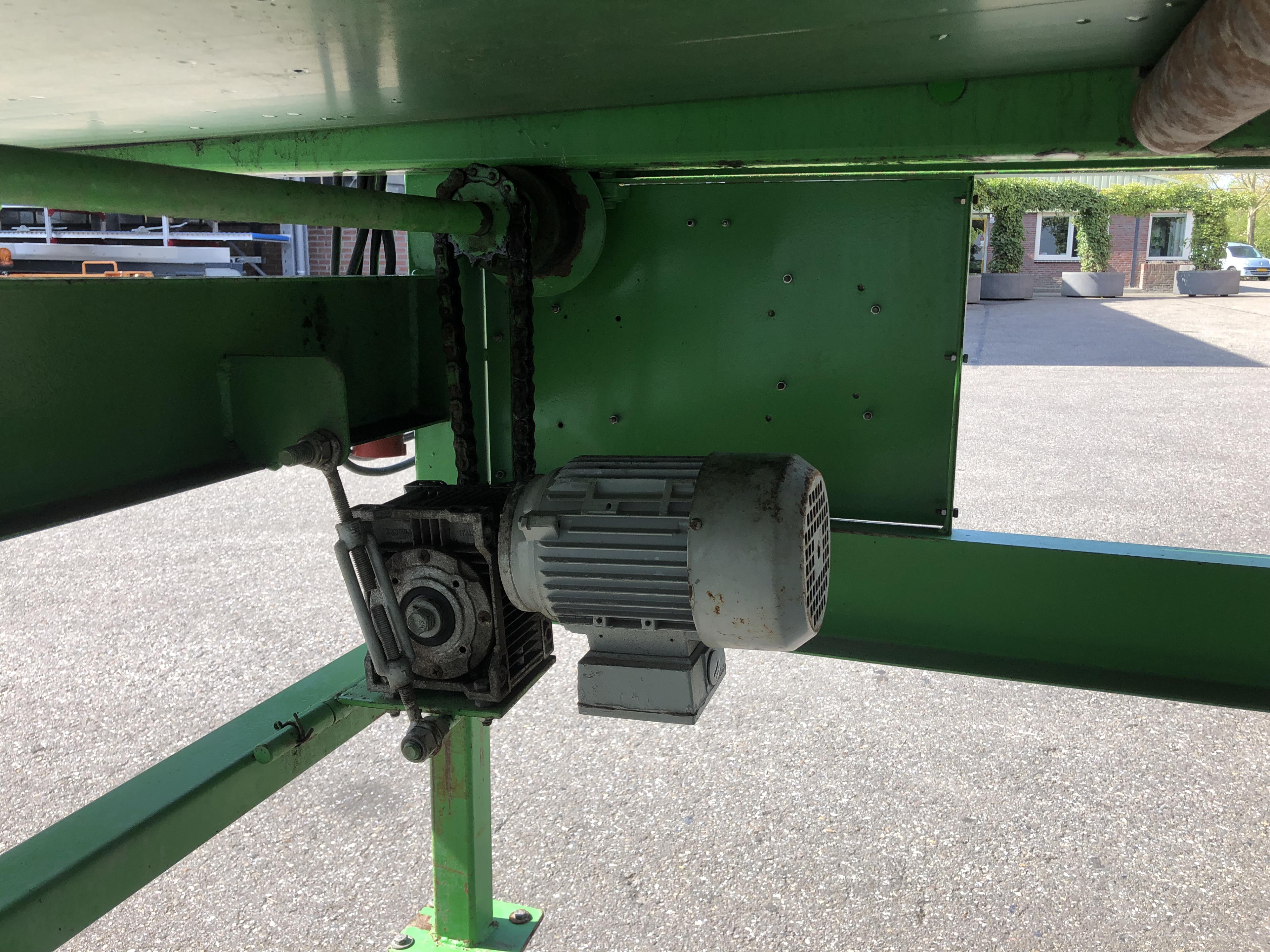Box filler conveyor