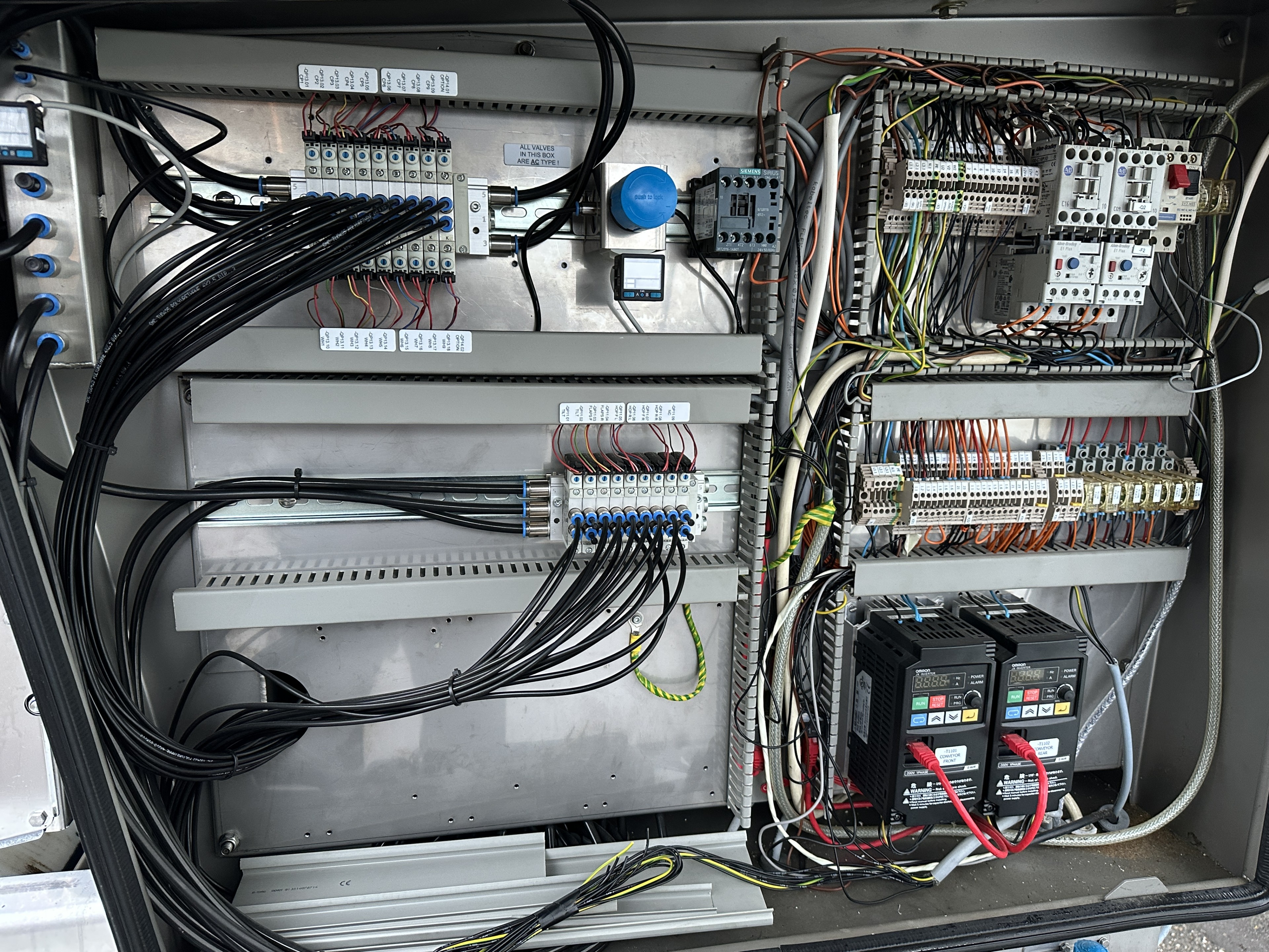 Newtec 4009 B2 Весовой дозатор с 1 машиной для упаковки в сетку, конвейерной лентой и столом для проверки роликов.
