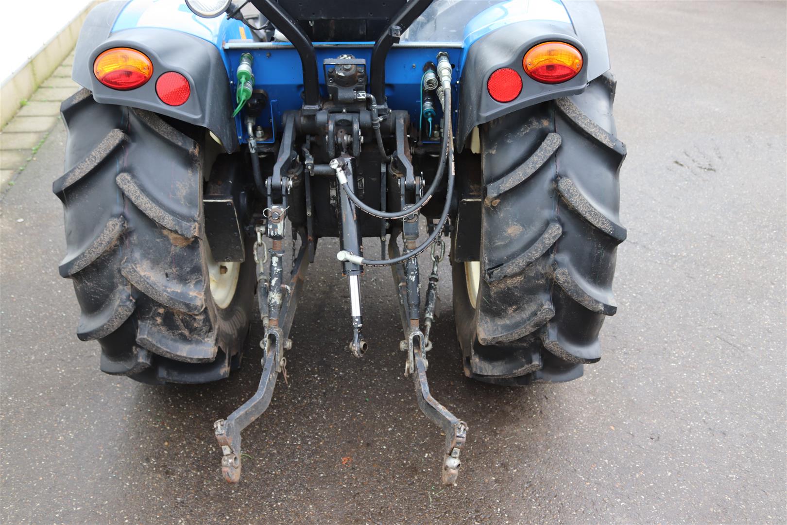 ������� New Holland T3030