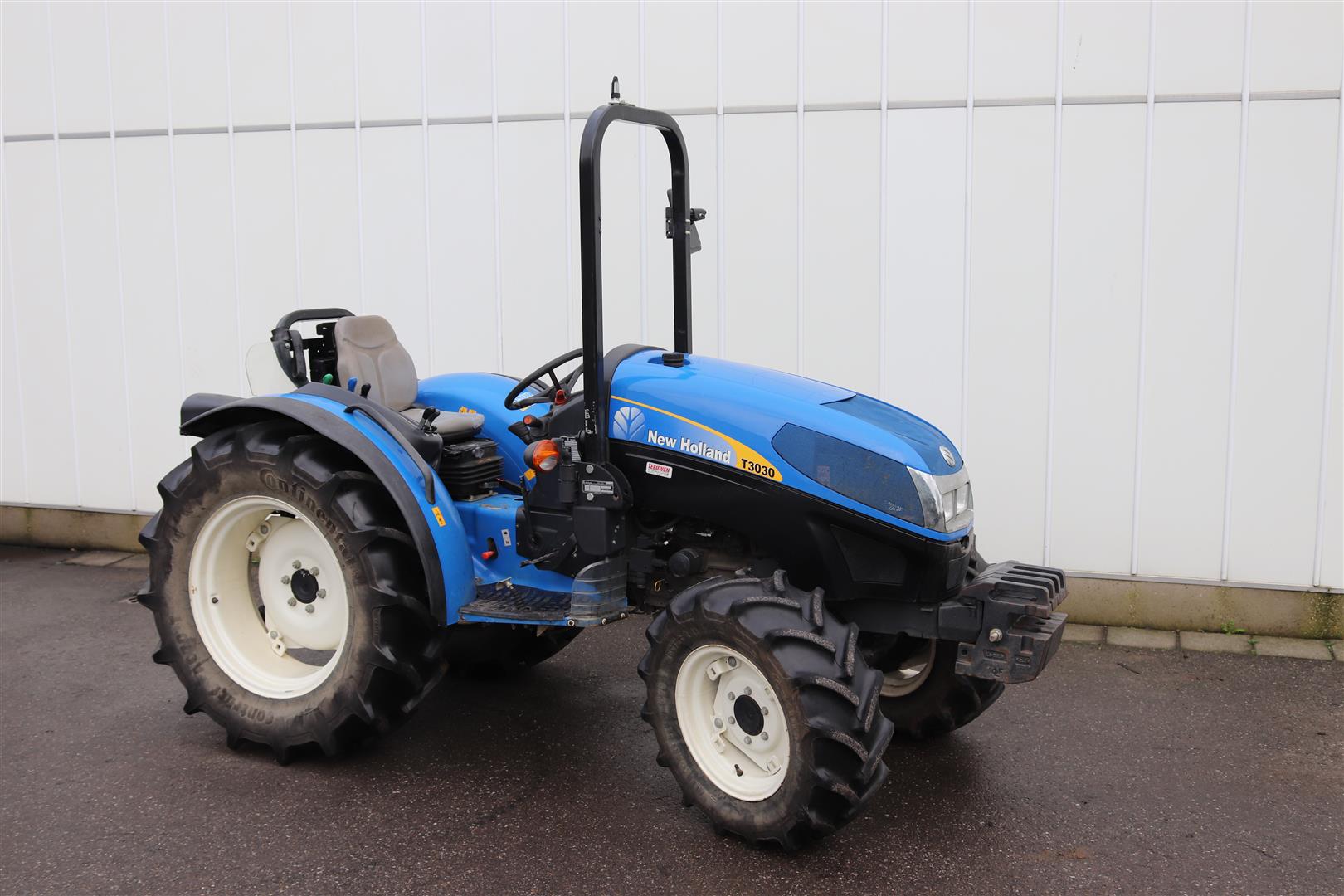 ������� New Holland T3030