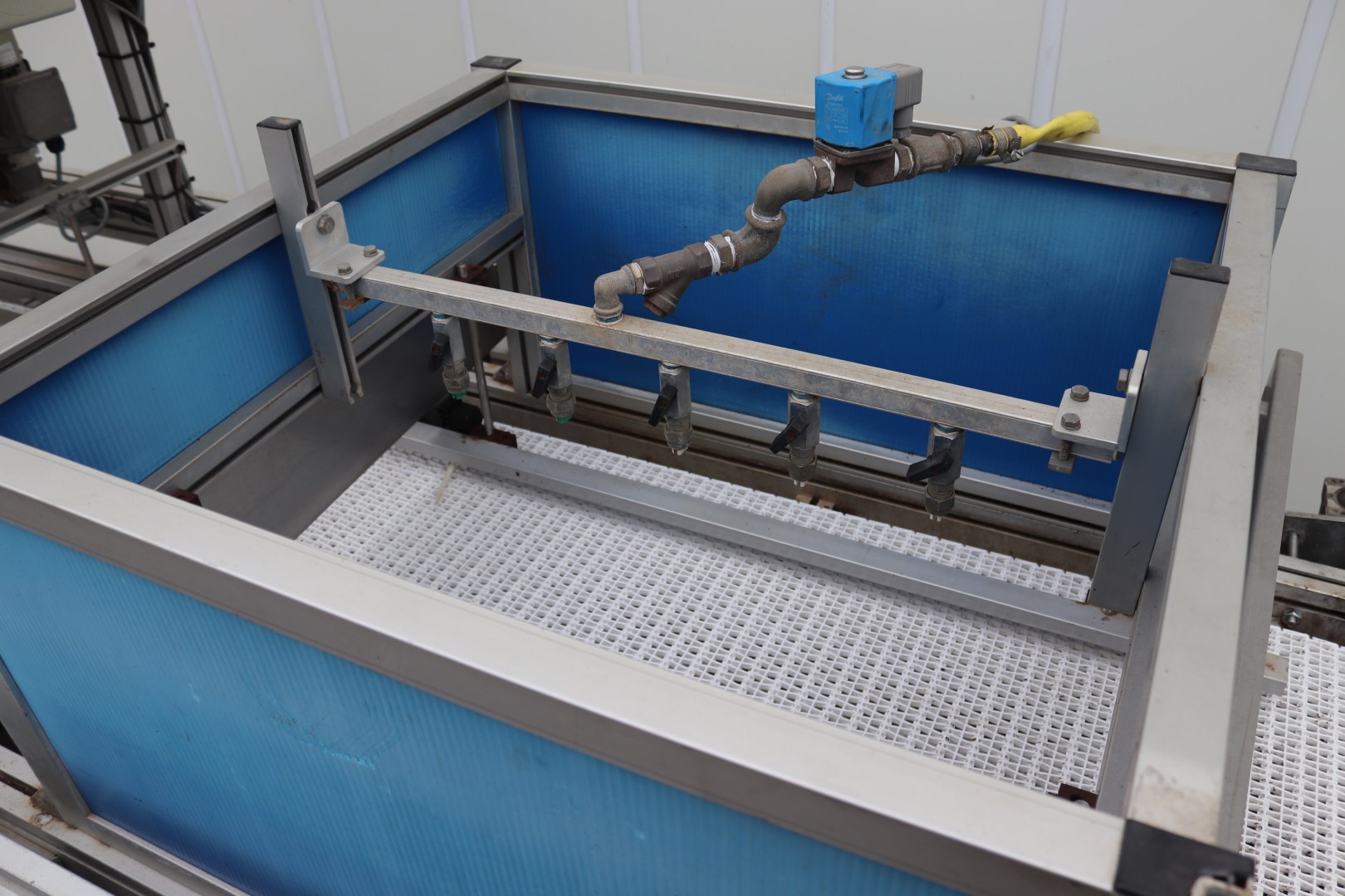 Visser tray watering and covering unit