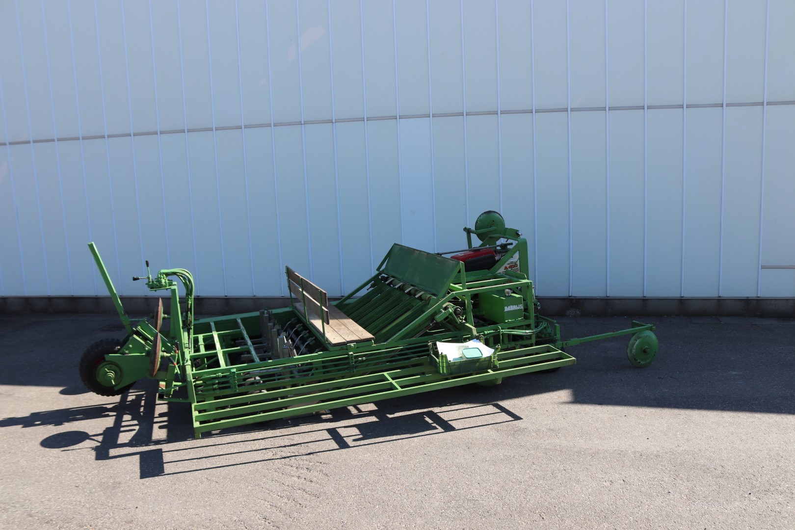 Самоходная рассадопосадочная машина Basrijs для почвоблоков 6 рядов