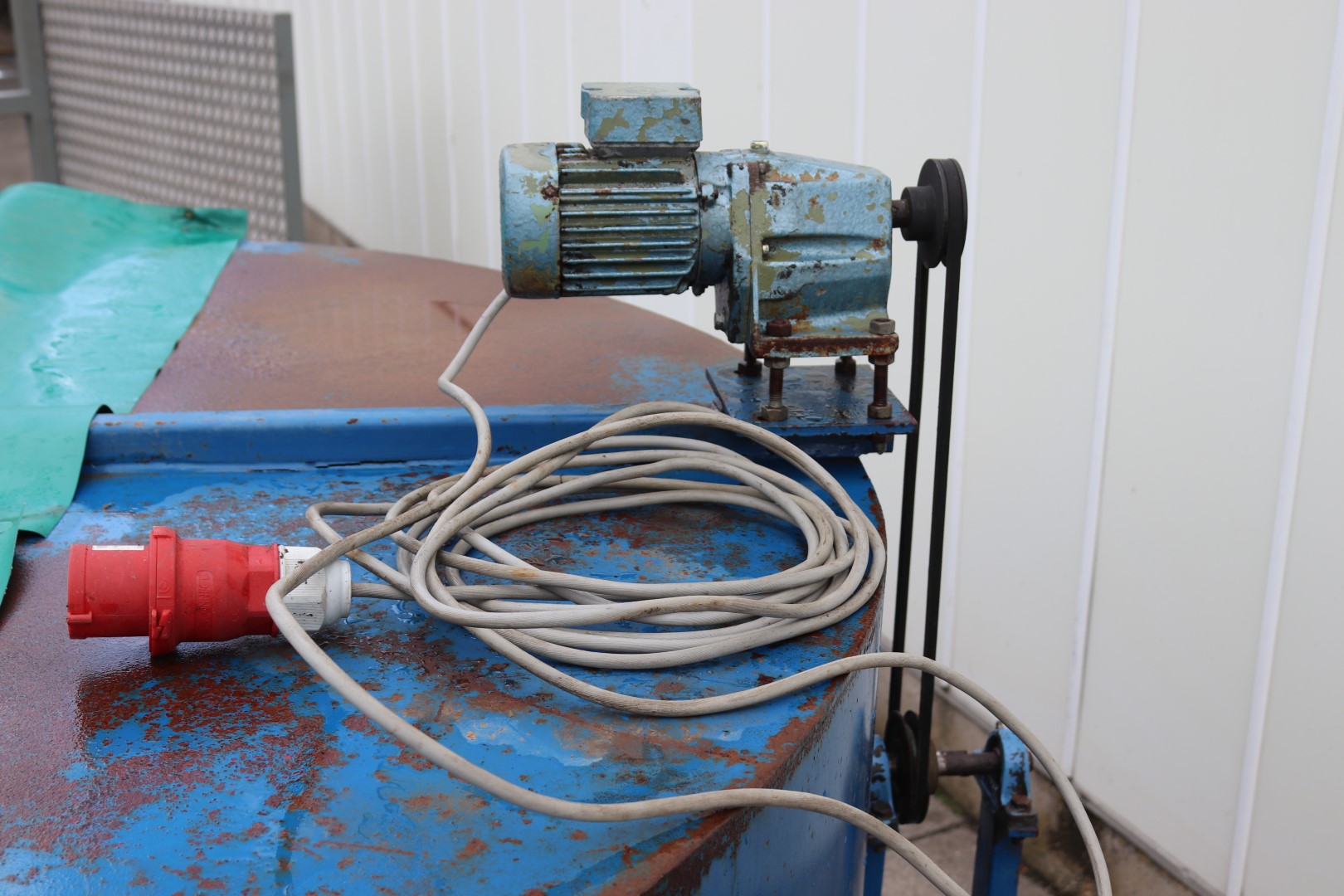 Rotary washing table for vegetables